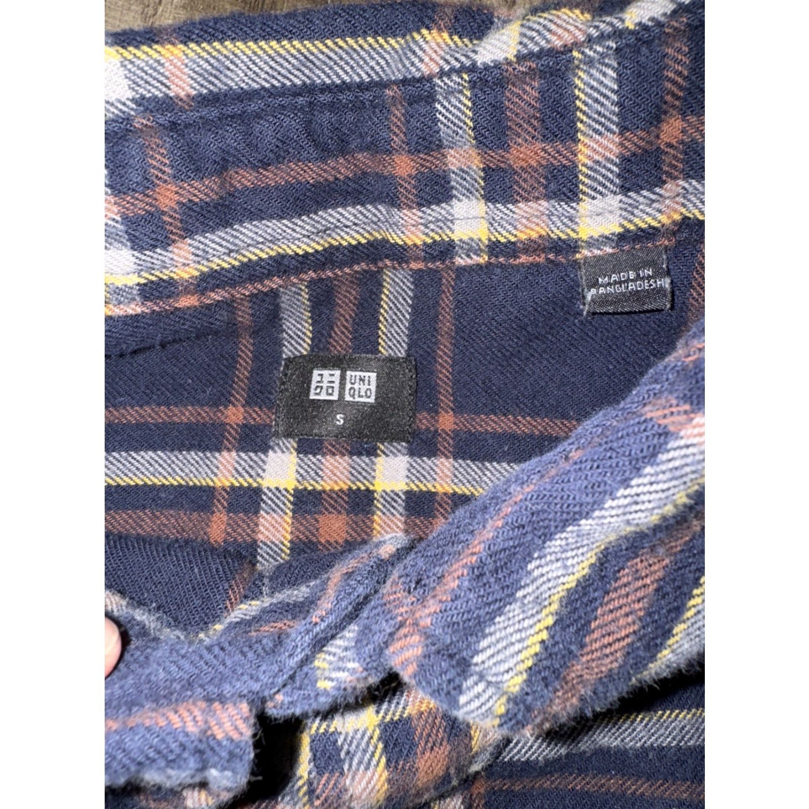 Uniqlo Uniqlo Plaid Flannel Button-Up Navy Blue Small Size US S / EU 44-46 / 1 - 3 Thumbnail