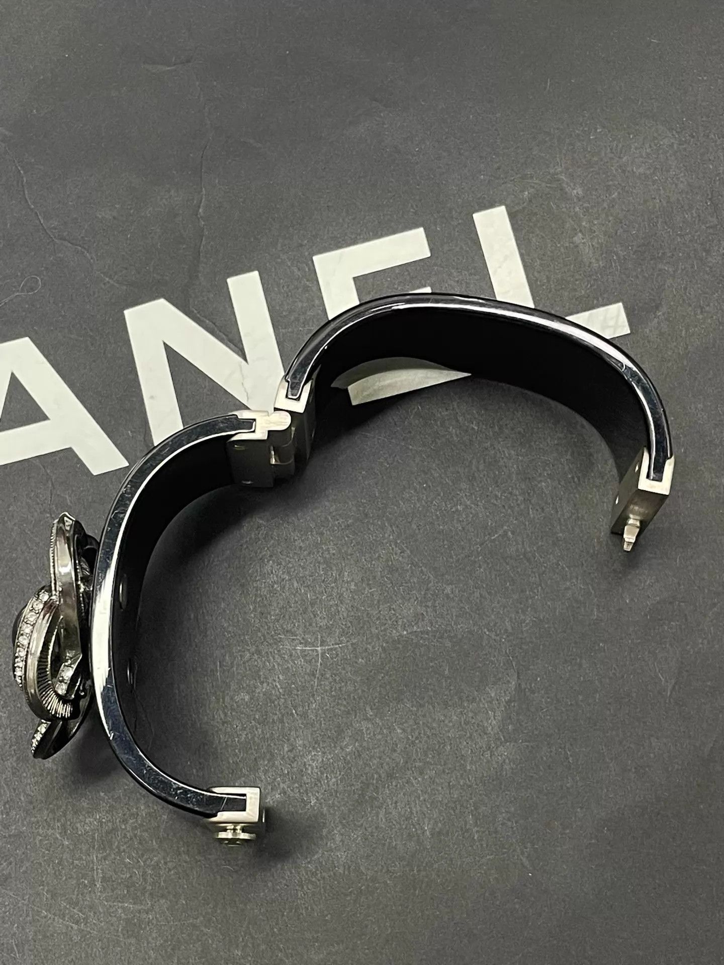 Chanel Chanel Black 3D Camellia Acrylic Bracelet Size ONE SIZE - 7 Thumbnail