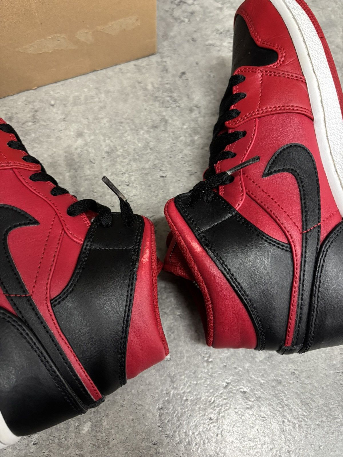 Jordan Brand Nike Air Jordan 1 Mid Reverse Bred Like New Streetwear Size US 7 / EU 40 - 7 Thumbnail