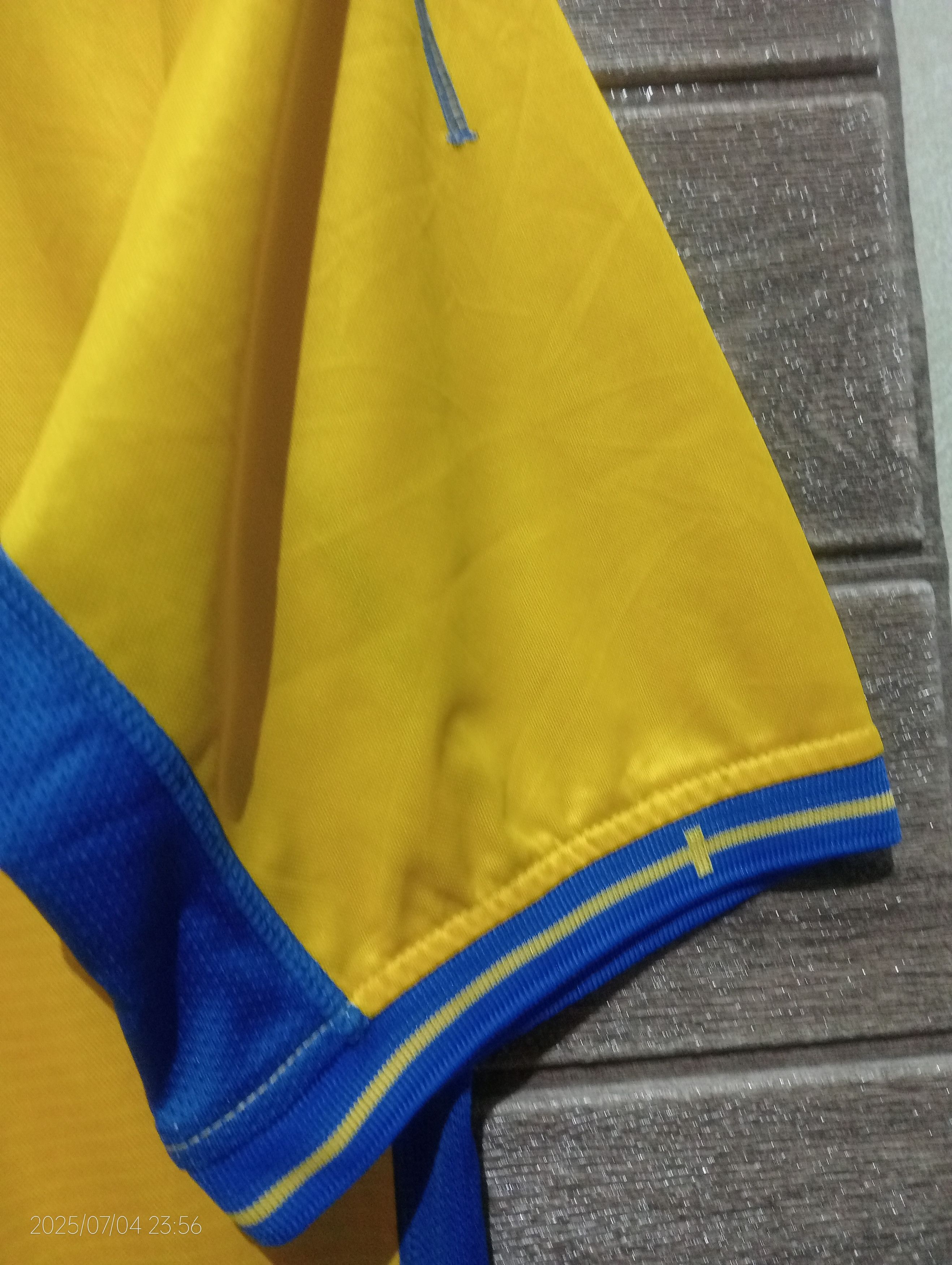 Umbro Vintage Umbro 2003/05 Sweden Home Jersey World Cup Size US L / EU 52-54 / 3 - 9 Thumbnail