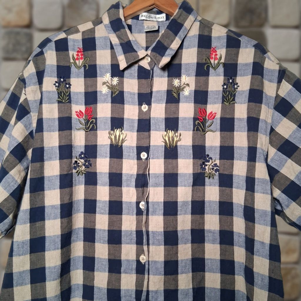 Vintage VINTAGE Maggie & Max Button-Up Blouse 2X Plus Size Casual Short Sleeve Tan Blue Gingham Check Embroidered Floral Womens Size XXL / US 16-18 / IT 52-54 - 1 Thumbnail