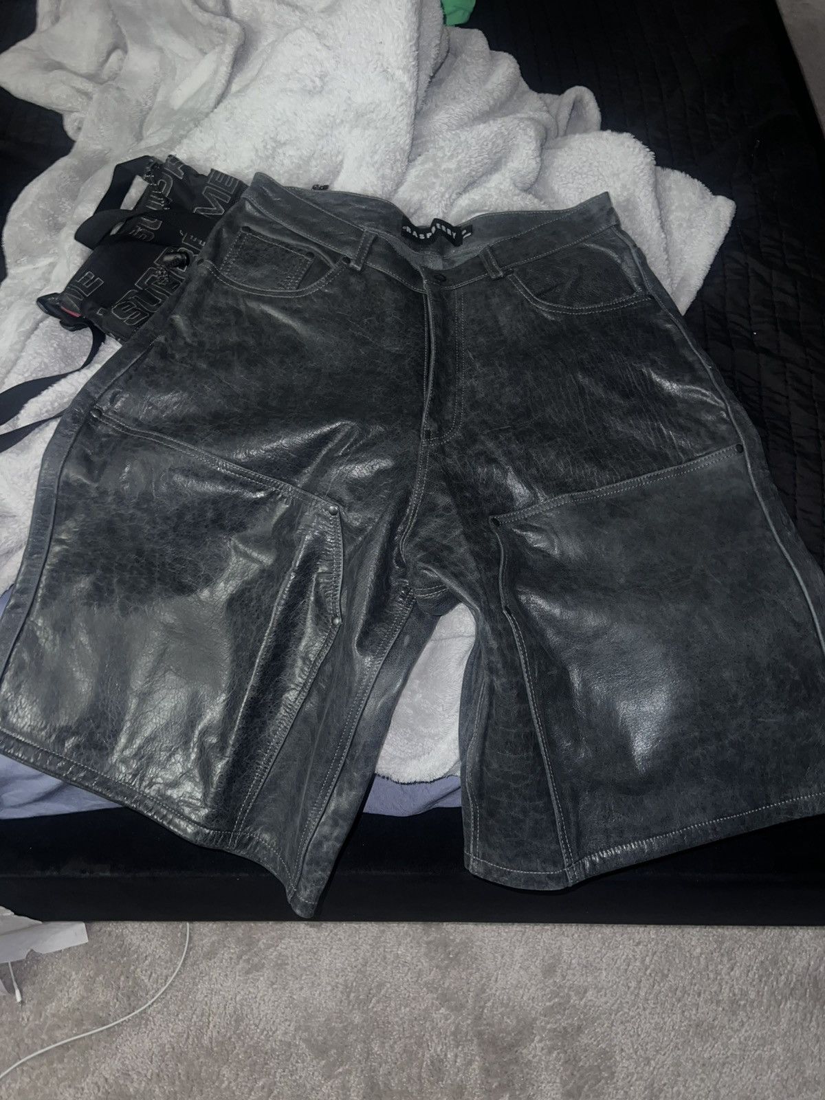 The GV Gallery Raspberry Hills black leather shorts size (30) small Size US 30 / EU 46 - 2 Thumbnail