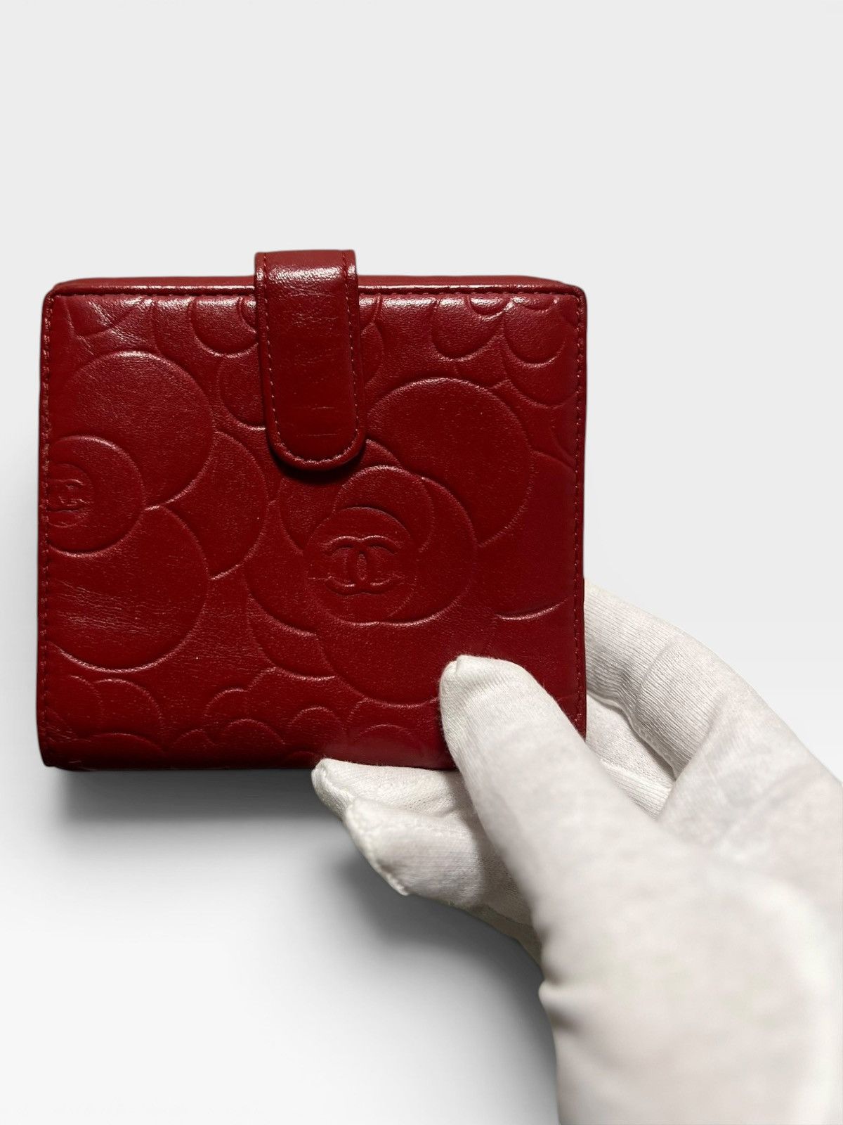 Chanel STEAL! Chanel Camellia embossed leather trifold wallet Size ONE SIZE - 4 Thumbnail