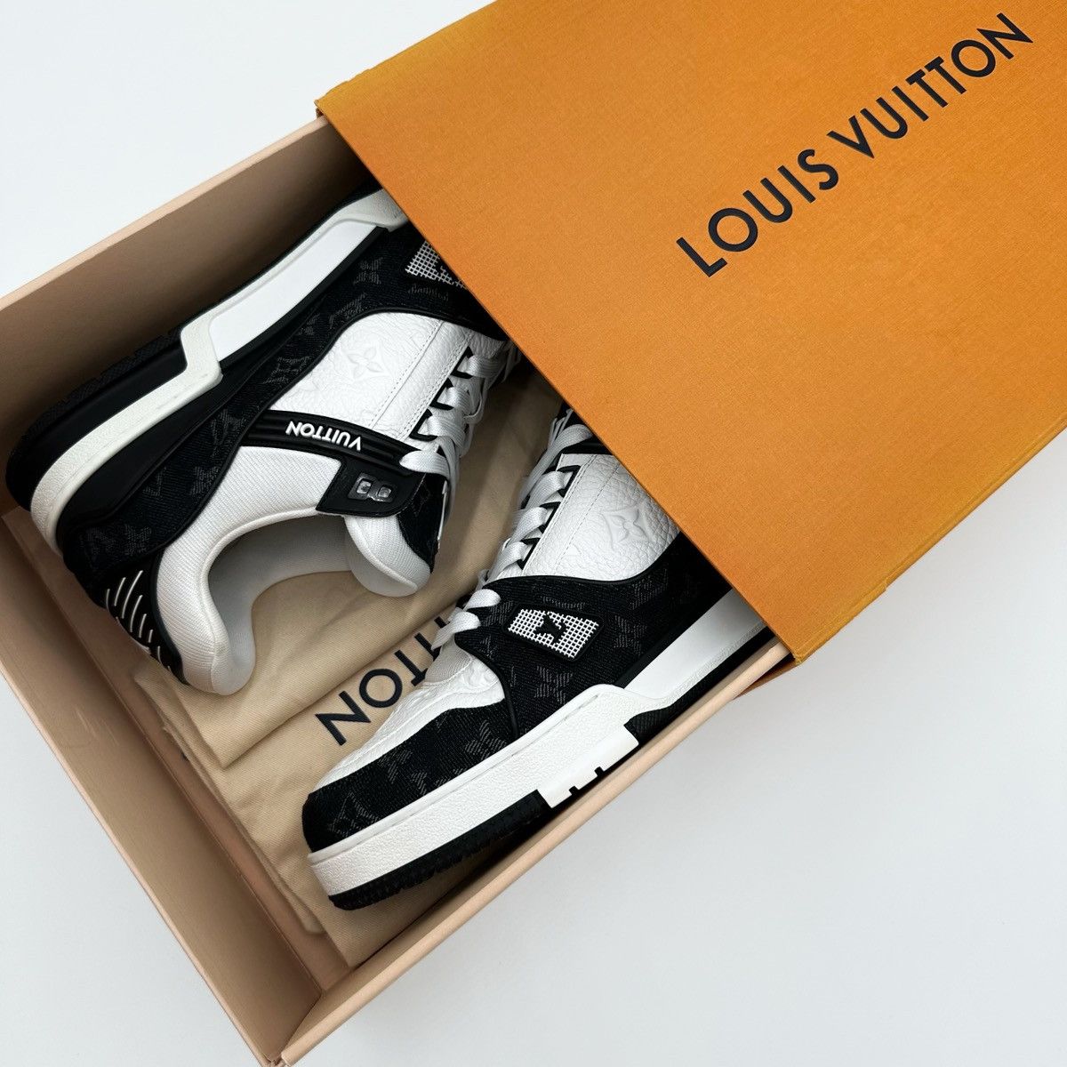 Louis Vuitton Louis Vuitton Trainer Black White Low Tops Size US 11 / EU 44 - 9 Thumbnail