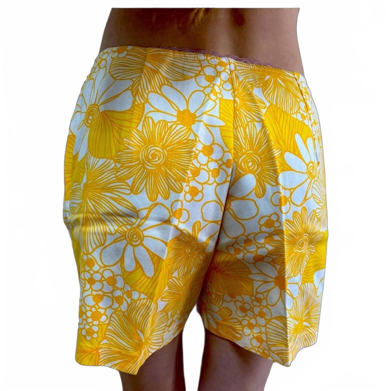 Vintage 60s Handmade High Waisted Cotton Shorts Yellow Floral Print Size 28" / US 6 / IT 42 - 2 Thumbnail