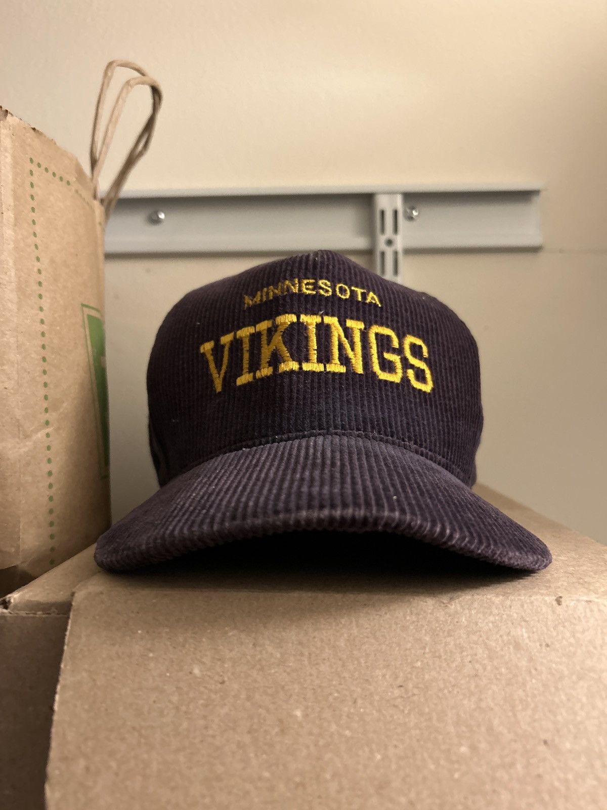 Vintage Vintage Corduroy Minnesota Vikings Snapback Size ONE SIZE - 1 Thumbnail
