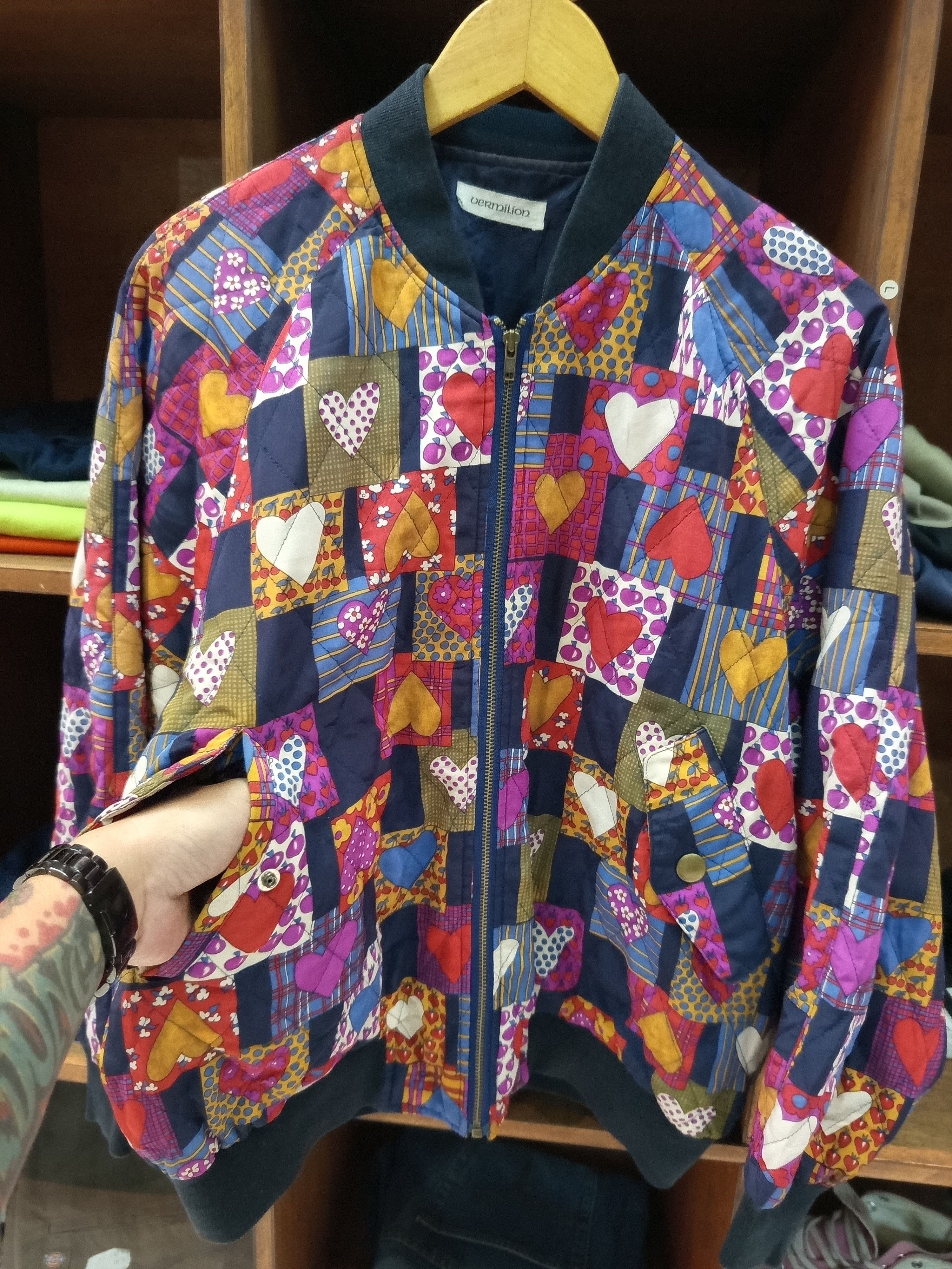 Art Comes First 1980s Vermilion Heart Patchwork Quilted Bomber Jacket Size L / US 10 / IT 46 - 4 Thumbnail