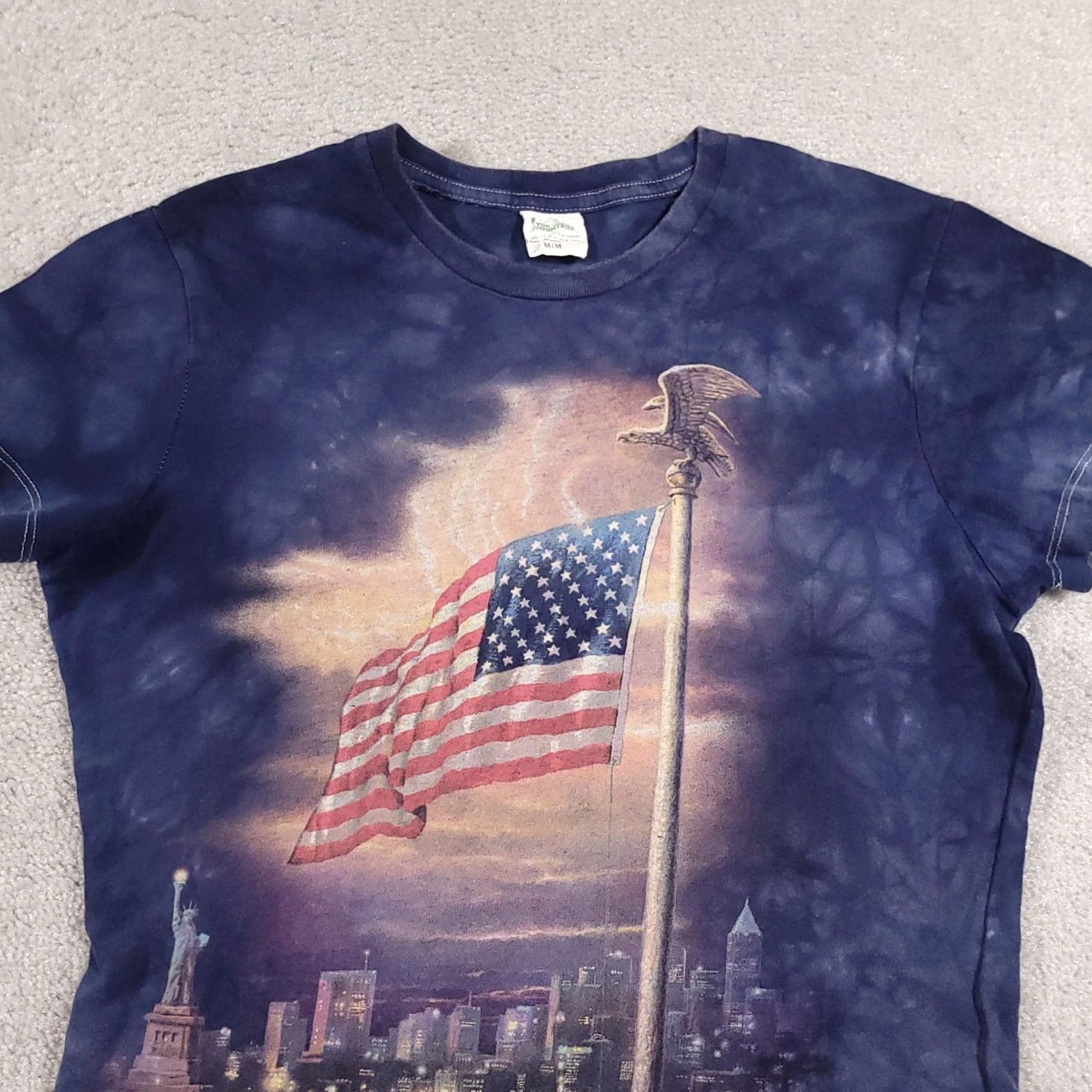 The Mountain VINTAGE? No, not vintage. Thomas Kinkade Shirt Womens Medium Blue American Flag Statue of Liberty Skyline Tee Size M / US 6-8 / IT 42-44 - 3 Thumbnail