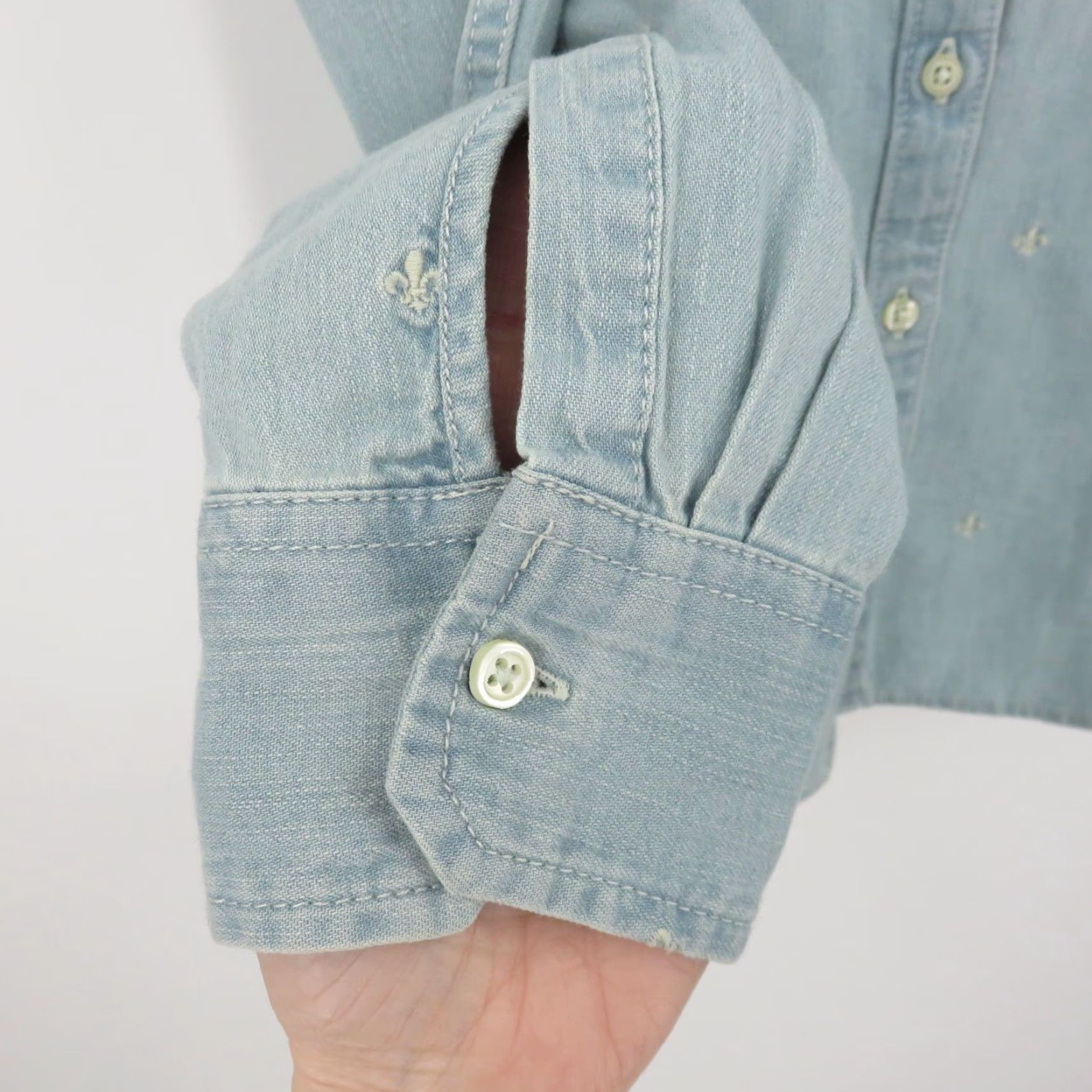 Talbots Talbots Women 6 Chambray Denim Button Shirt Embroidered Fleur De Lis Collar Top Size M / US 6-8 / IT 42-44 - 5 Thumbnail