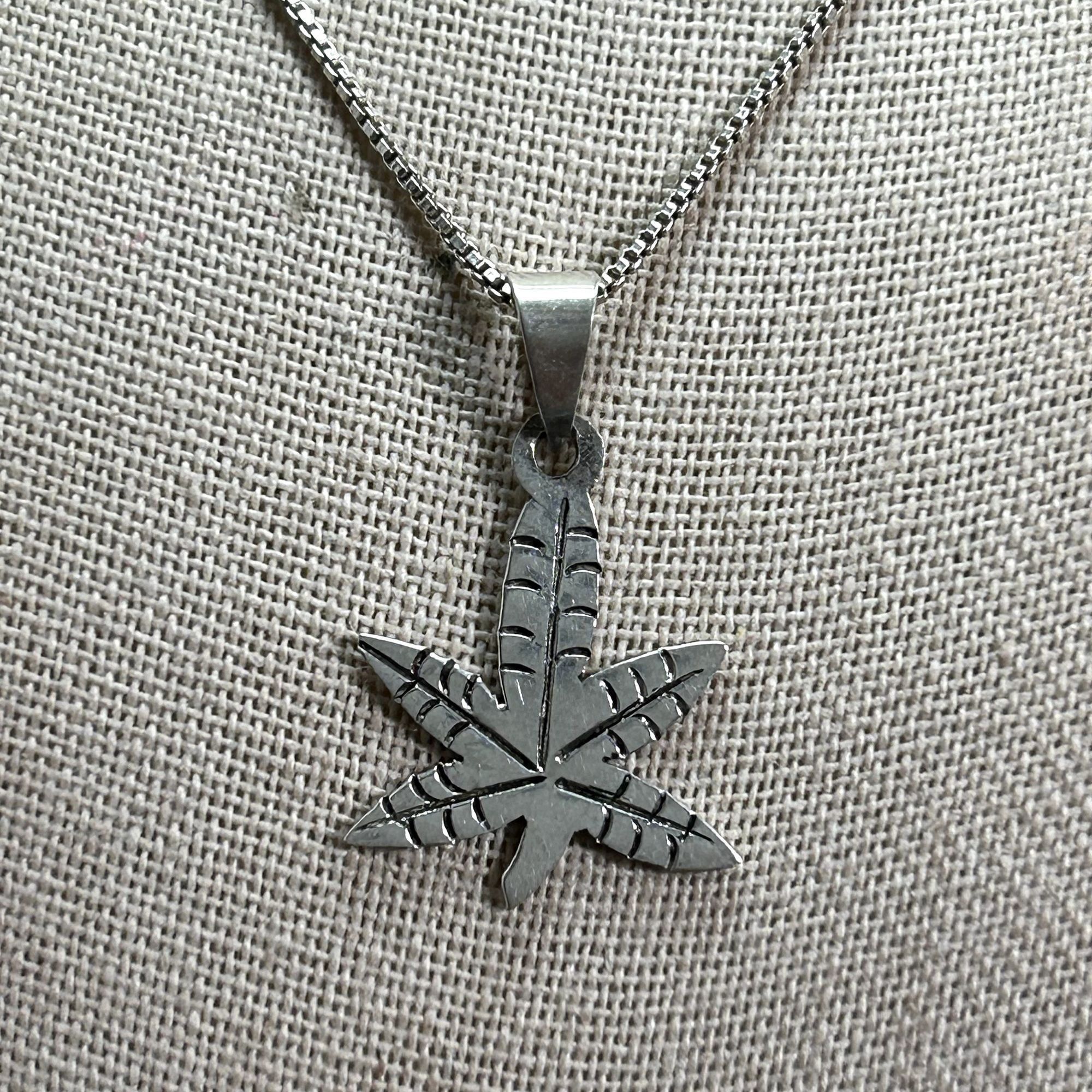 Vintage Vintage Sterling silver 925 Hemp Leaf Pendant 18" Box Chain Size ONE SIZE - 14 Thumbnail