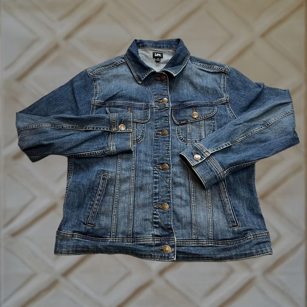 Lee VINTAGE? (No) Lee Denim Jean Jacket Womens Medium Blue Button Up Collared Pockets Dark Wash Size 32" / US 10 / IT 46 - 1 Thumbnail