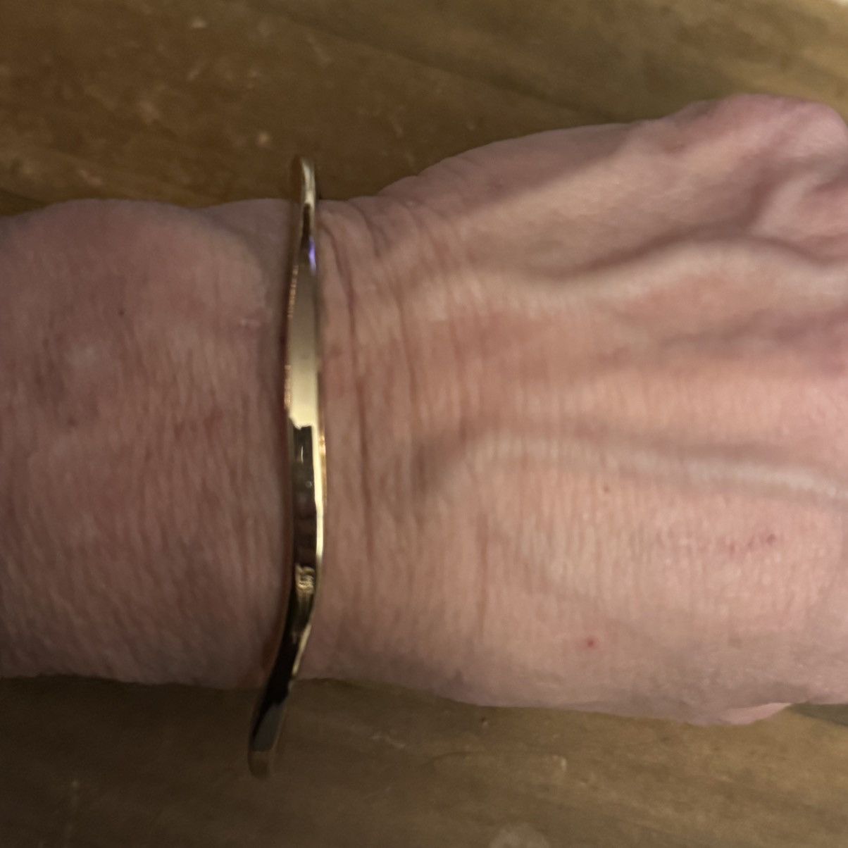 Other Gold tone wavy bangle bracelet Size ONE SIZE - 2 Thumbnail