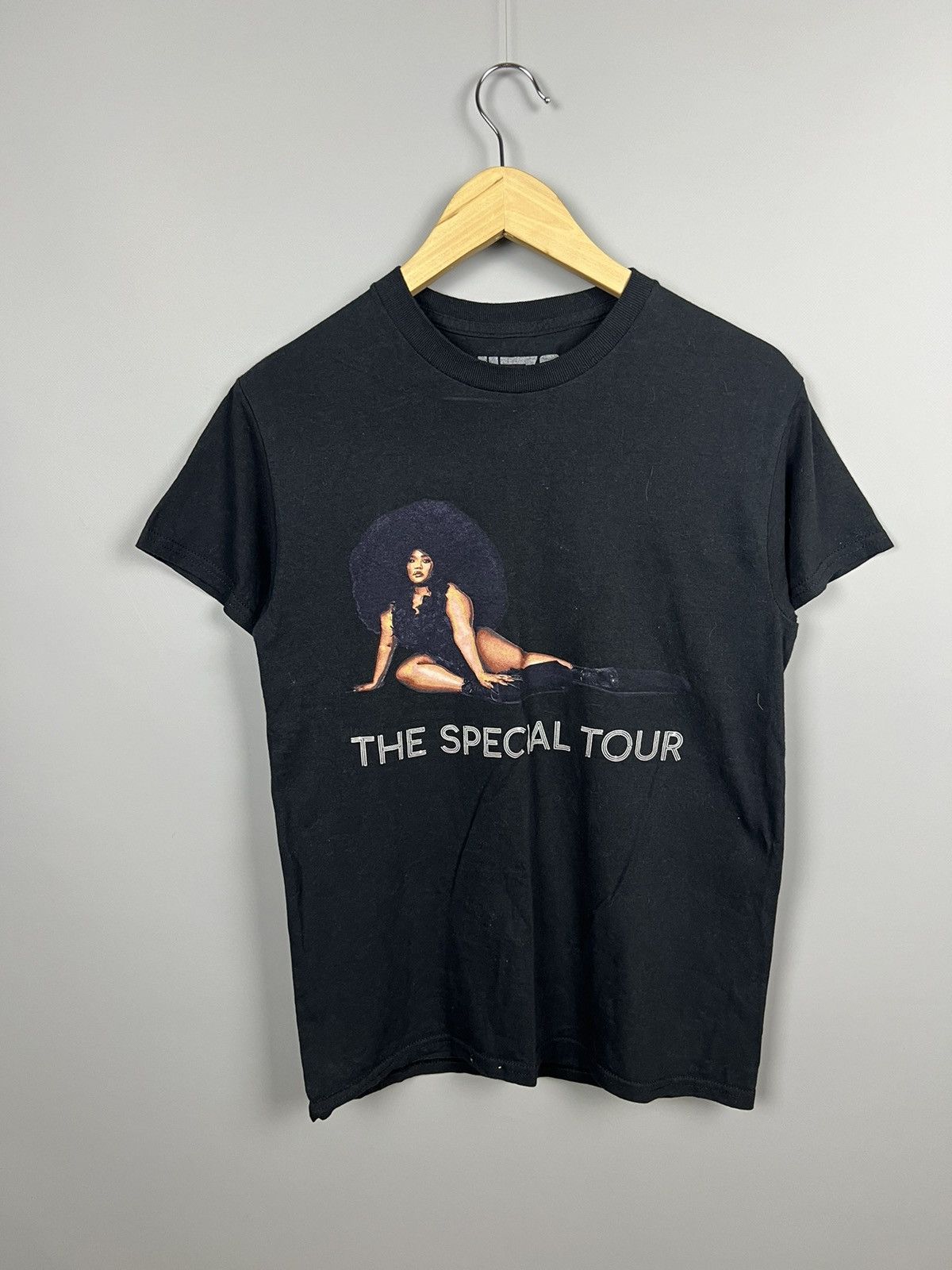 Rap Tees (S) Lizzo european tour tee Size US S / EU 44-46 / 1 - 1 Thumbnail