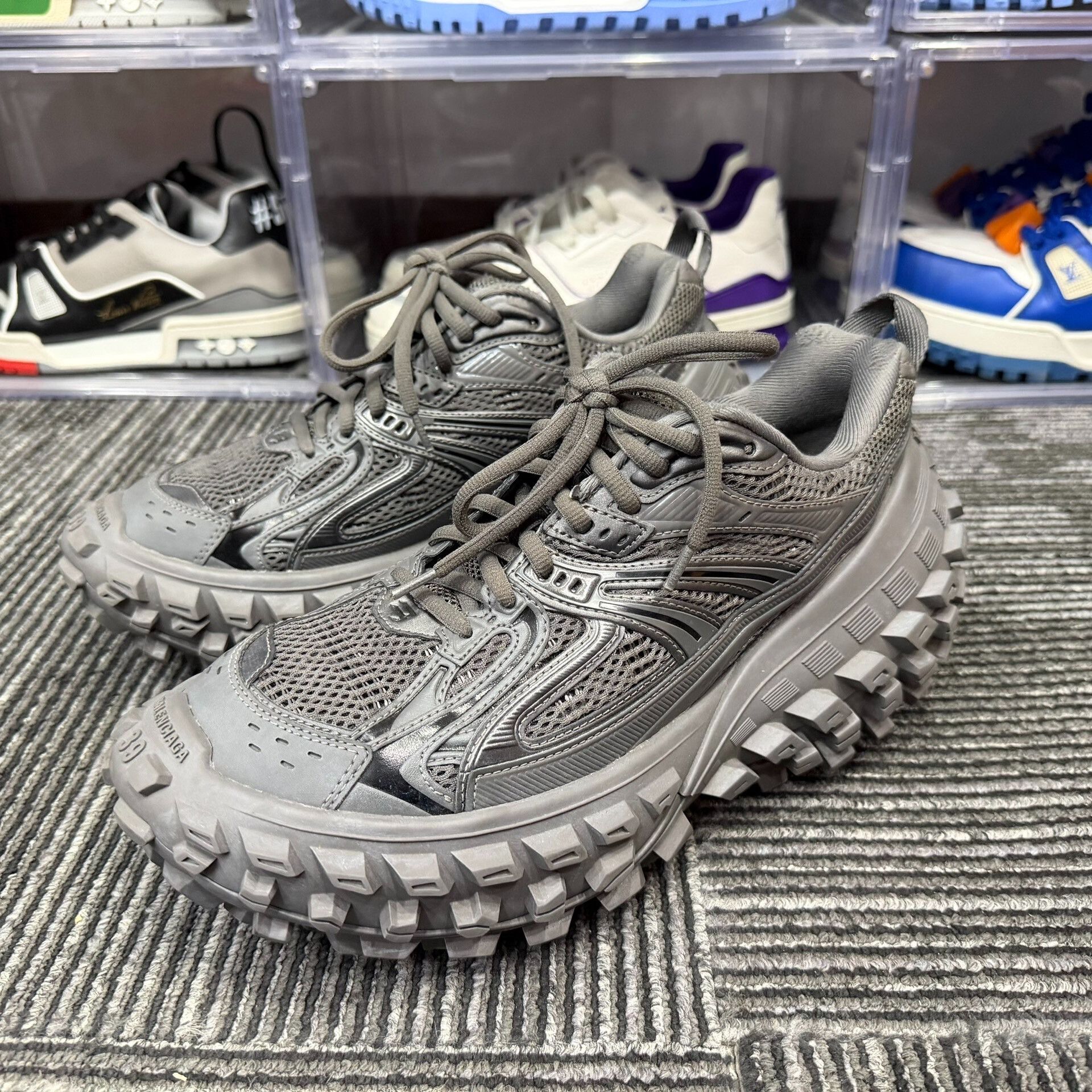 Balenciaga Balenciaga Gray Lowtop Sneakers 6 Men Size US 6 / EU 39 - 1 Thumbnail