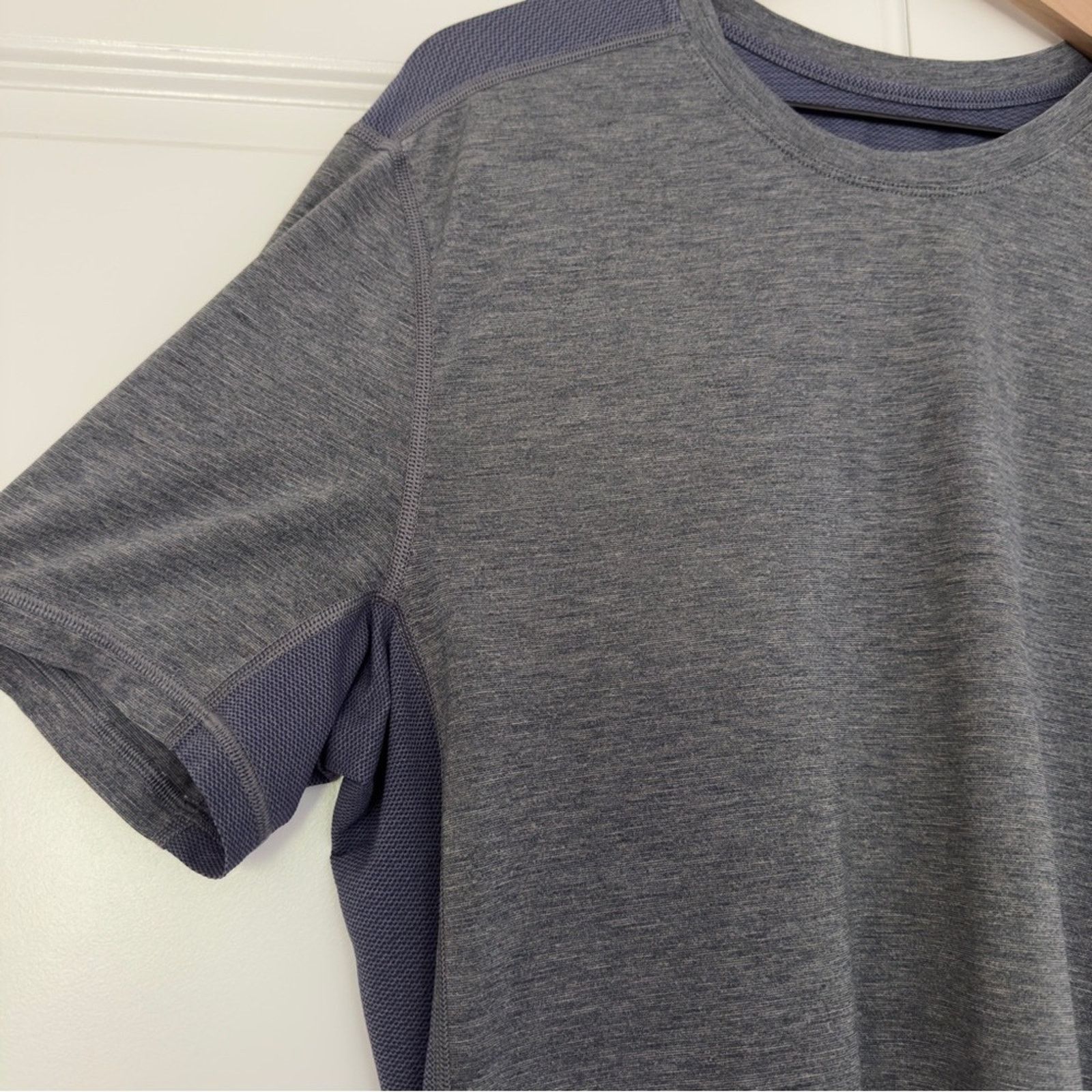 Lululemon Lululemon (L/XL?) Athletic T-Shirt gray blue stretch workout Size US L / EU 52-54 / 3 - 4 Thumbnail