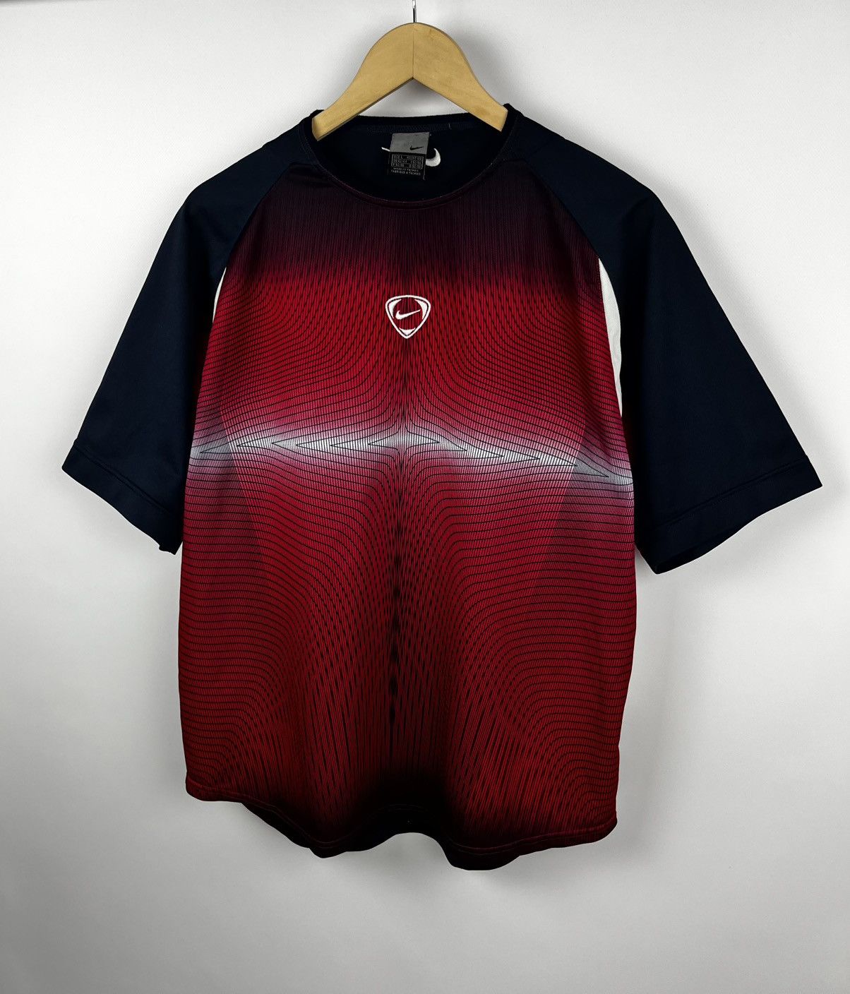 Nike Nike Central Logo Swoosh Vintage T-Shirt Red Size L Size US L / EU 52-54 / 3 - 1 Thumbnail