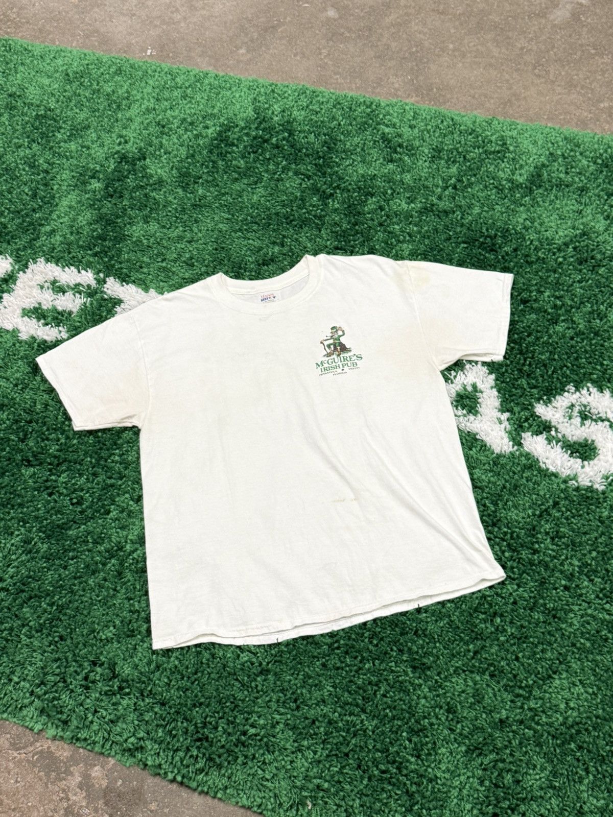 Vintage Vintage McGuire's Irish Pub Floggins Tee Lepurcan White Bar Size US L / EU 52-54 / 3 - 1 Thumbnail
