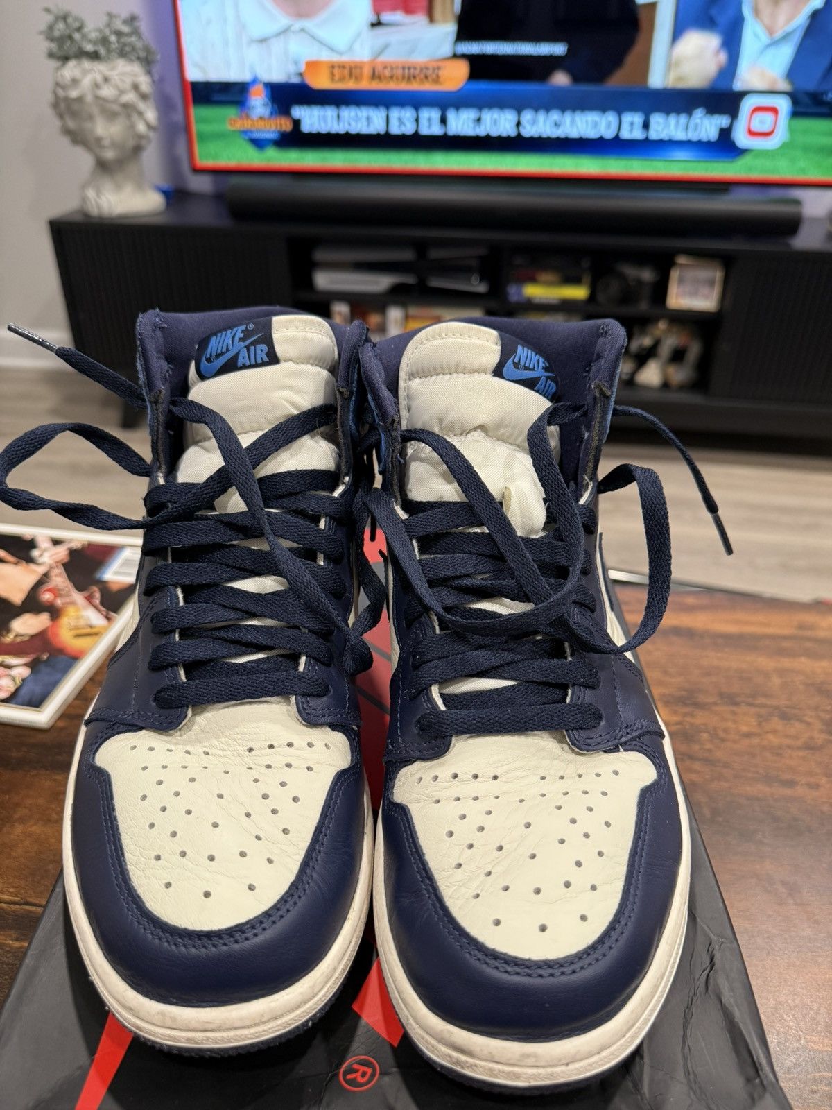 Jordan Brand Nike Jordan 1 High Obsidian 9.5 Size US 9.5 / EU 42-43 - 5 Thumbnail