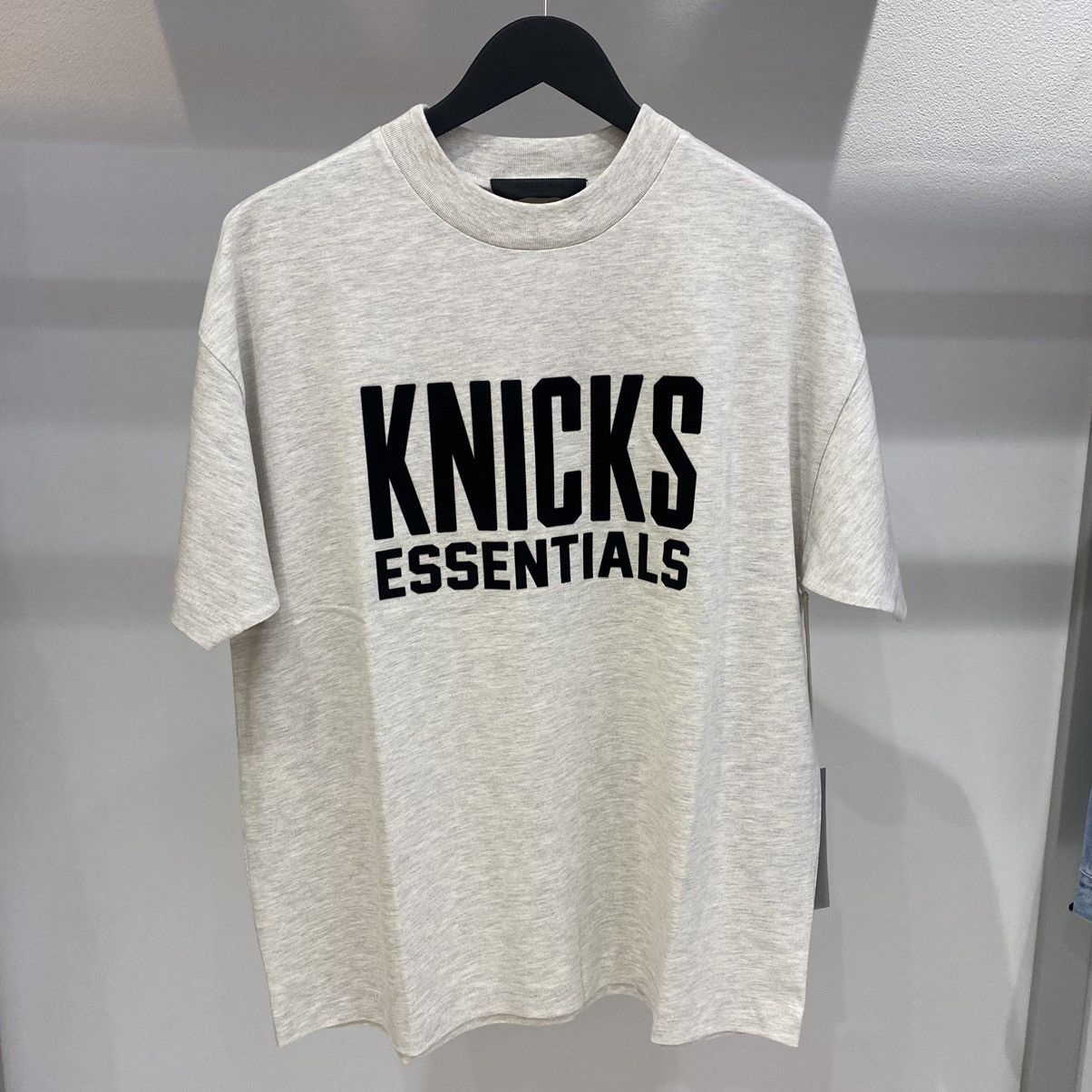 Essentials × NBA Fear of God Essentials x NBA Knicks Tee Light Heather Grey Size US S / EU 44-46 / 1 - 1 Thumbnail