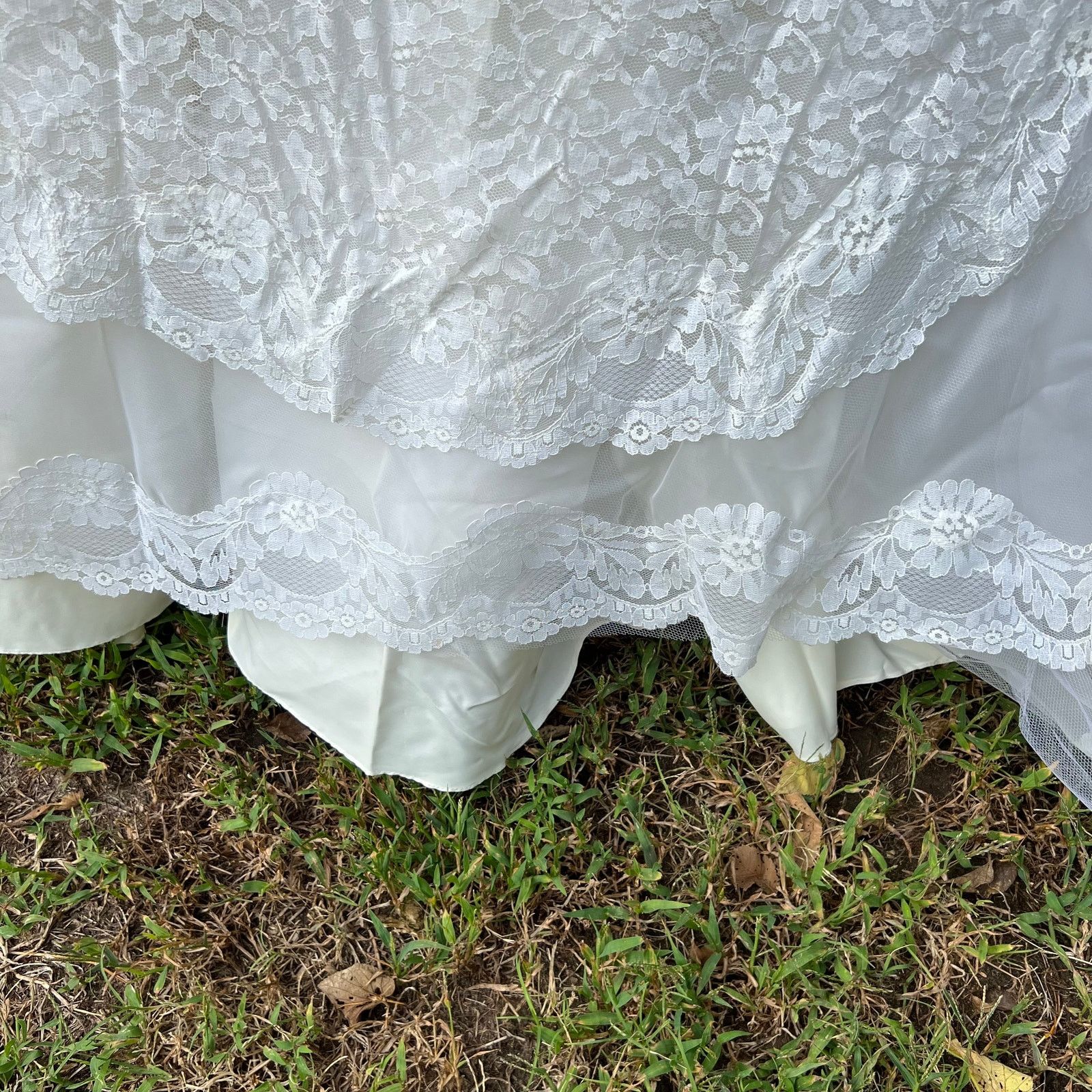 Vintage Vintage Cream Lace Long Sleeve V Neck Wedding Dress Size XS / US 0-2 / IT 36-38 - 7 Thumbnail