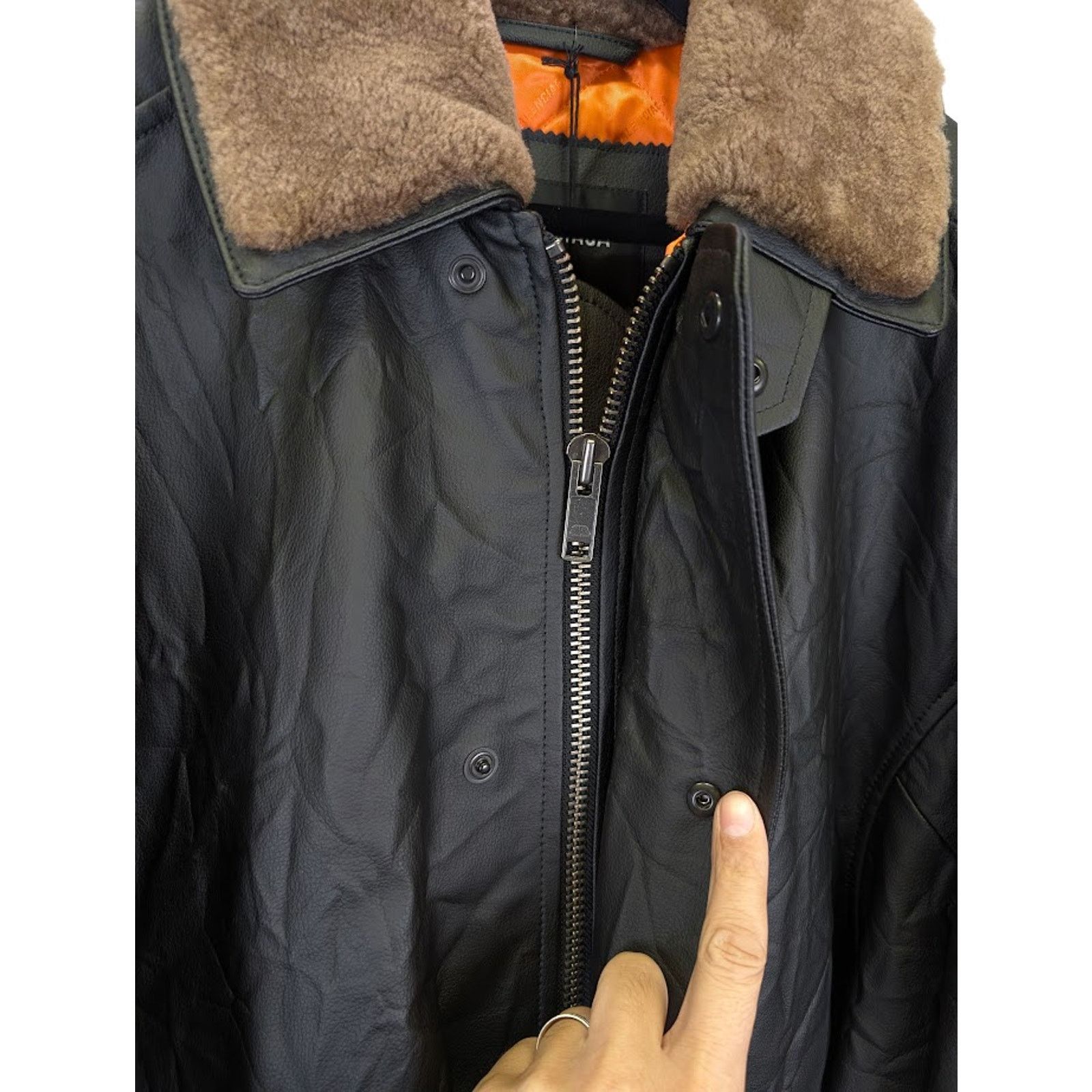 Balenciaga o1rshd1 Leather Grainy Worn Out Bomber in Black Size US M / EU 48-50 / 2 - 10 Thumbnail
