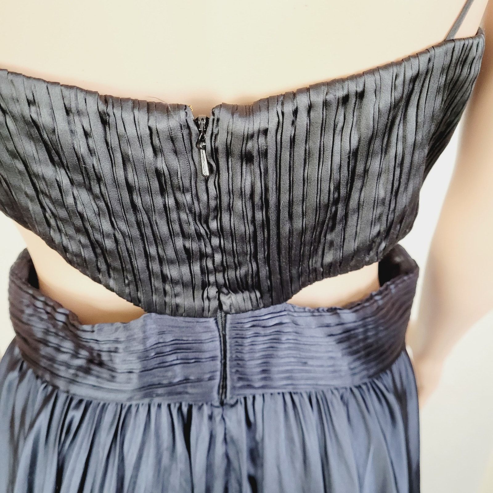 Amur Amur Elodie navy and black pleated cut out full length gown Size M / US 6-8 / IT 42-44 - 8 Thumbnail