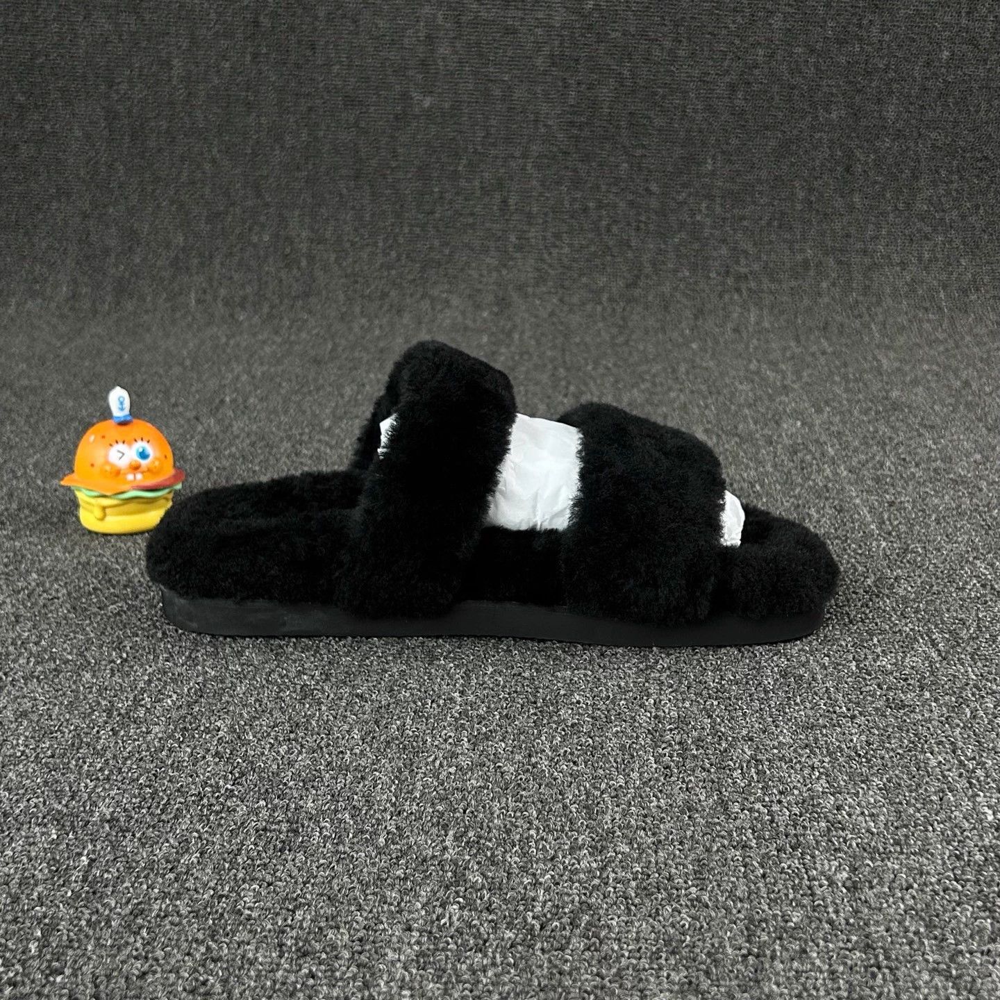 Louis Vuitton LOUIS VUITTON Black Fur Slipper Metallic Logo 38 Size US 7.5 / IT 37.5 - 4 Thumbnail