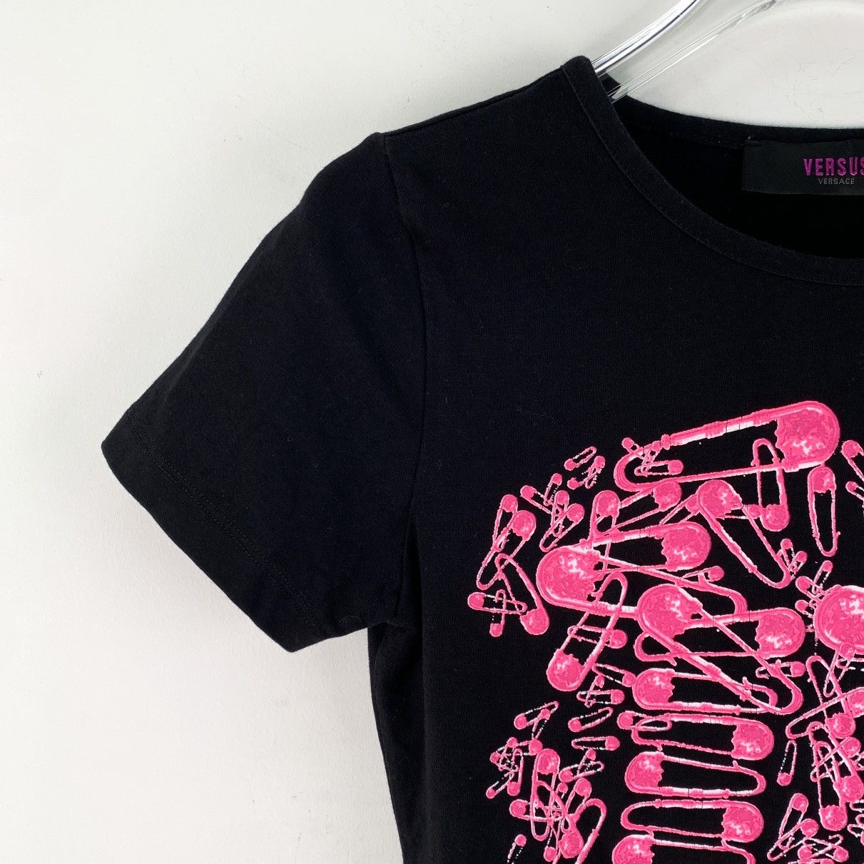 Versace Versace Black Safety Pin Print Short Sleeve T-Shirt K26WX Size XS / US 0-2 / IT 36-38 - 3 Thumbnail