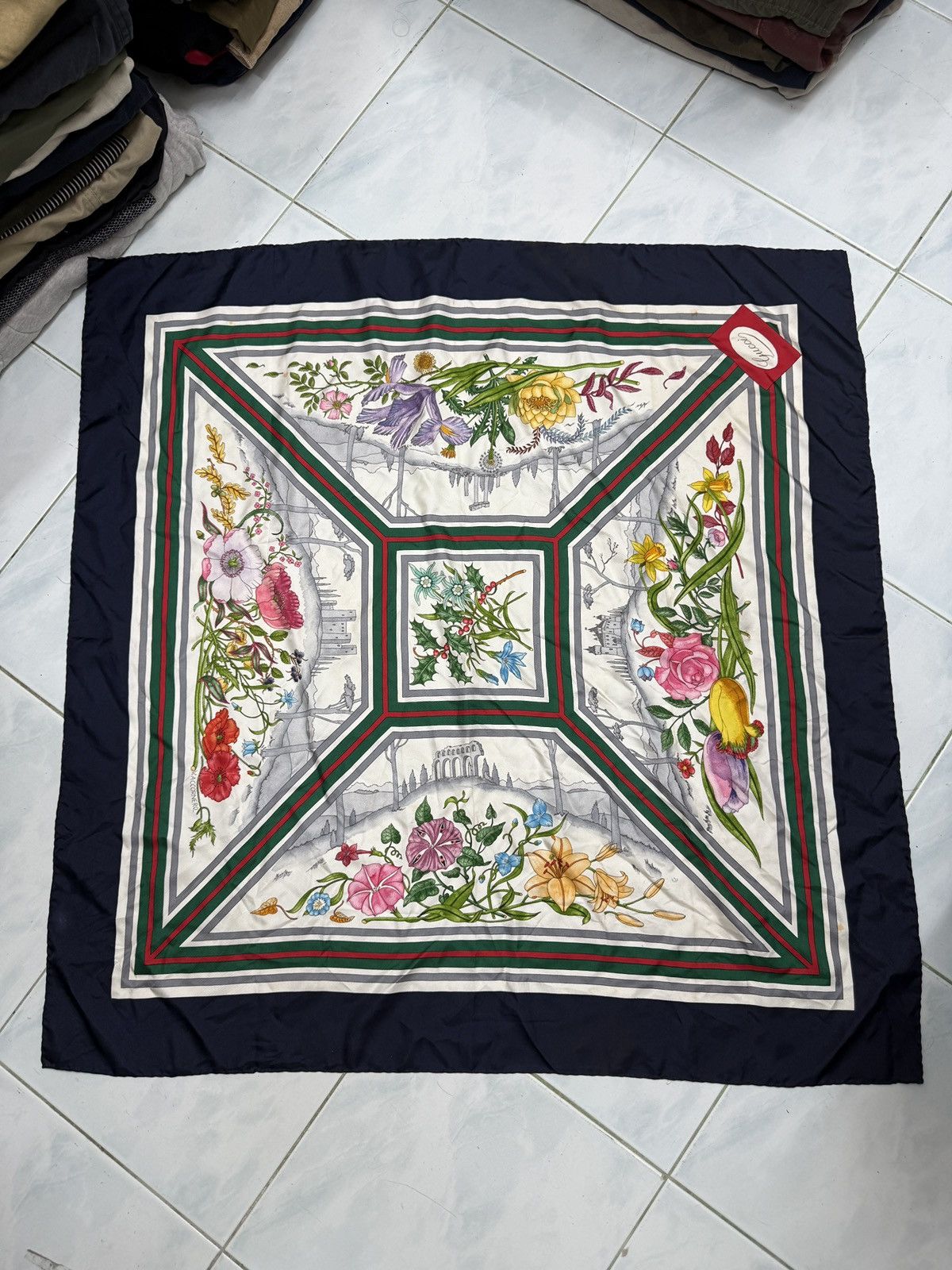 Gucci 🔥🔥🔥ARCHIVE VINTAGE GUCCI SILK SCARF BY VITTORIO ACCORNERO Size ONE SIZE - 1 Thumbnail