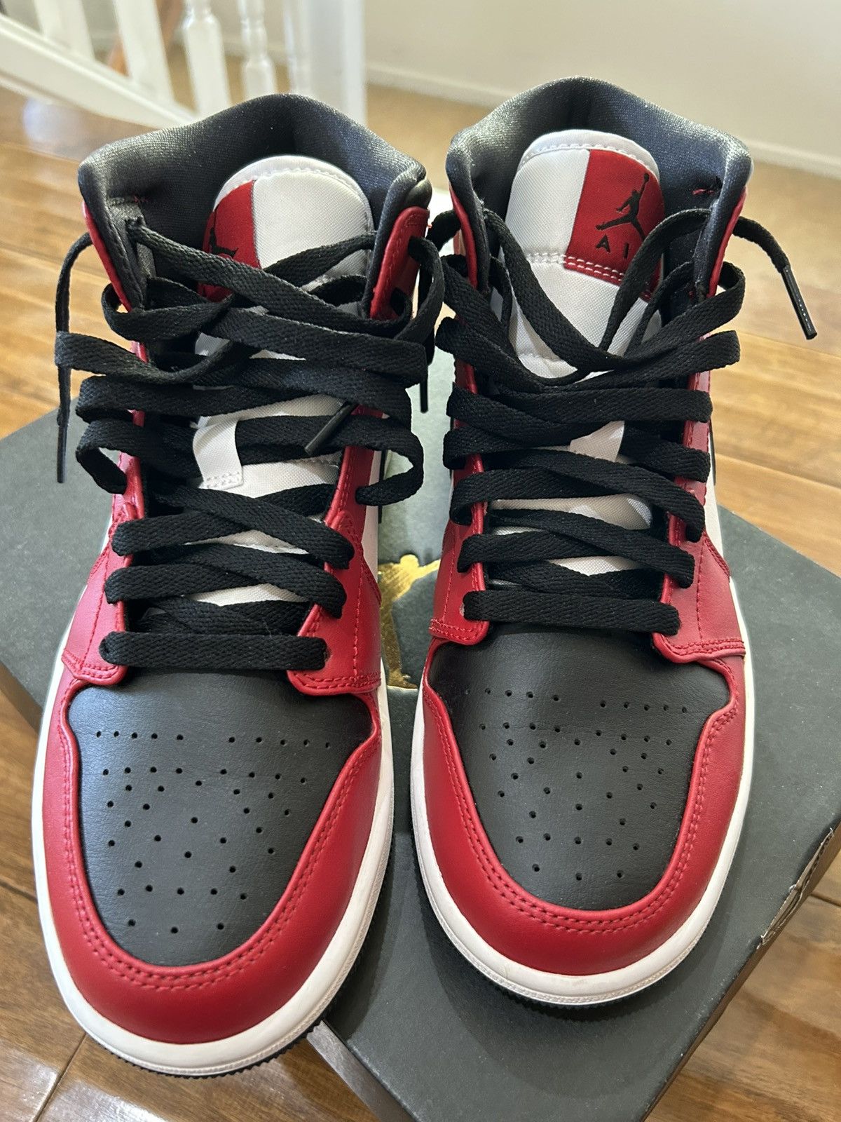 Jordan Brand Jordan 1 Mid Chicago Toe Black/Gym Red 554724 069 Size US 7.5 / EU 40-41 - 6 Thumbnail