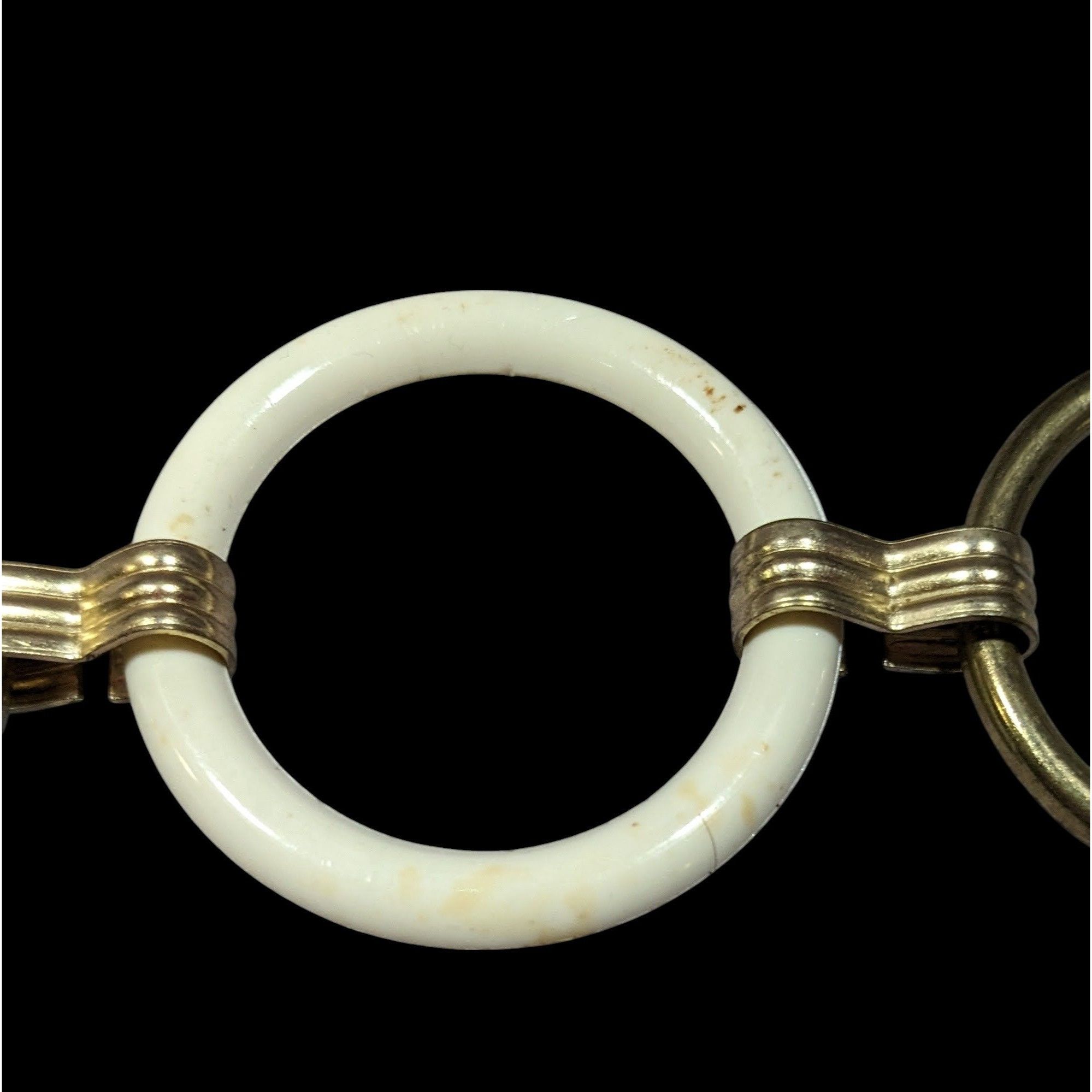 Other Retro Hippie Floral Chunky White And Gold Tone Ring Necklace Size ONE SIZE - 5 Thumbnail