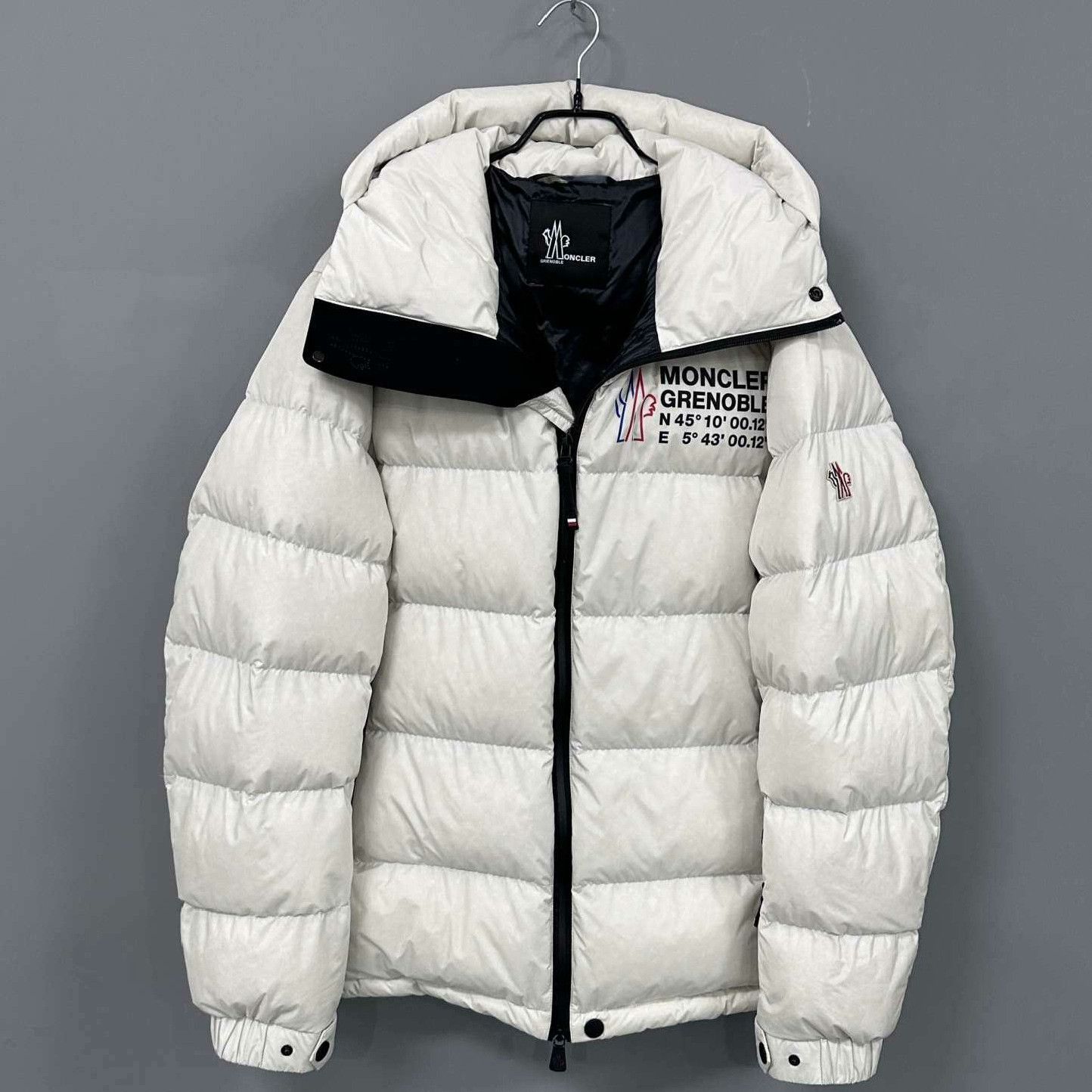 Moncler Moncler Down Cropped White Heavy Coat s Men Size US S / EU 44-46 / 1 - 1 Thumbnail
