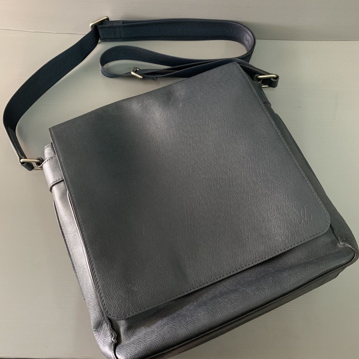 Louis Vuitton Louis Vuitton Taiga Leather Mesengger Bag Size ONE SIZE - 2 Thumbnail