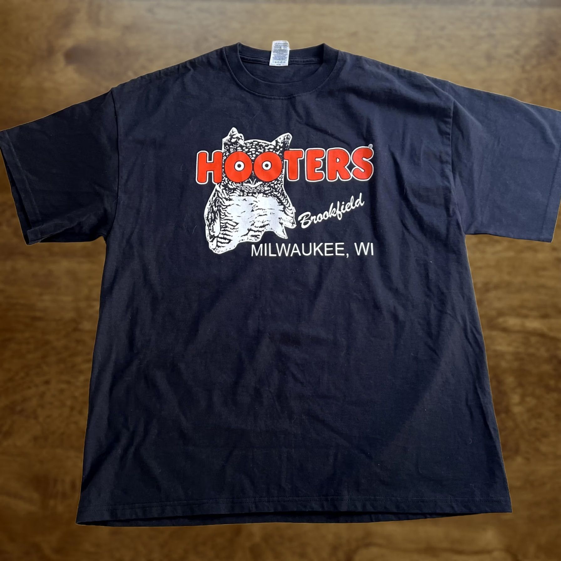 Delta Hooters Delta Shirt Mens XL Black Brookfield Milwaukee WI Graphic Tee T-Shirt Size US XL / EU 56 / 4 - 1 Thumbnail