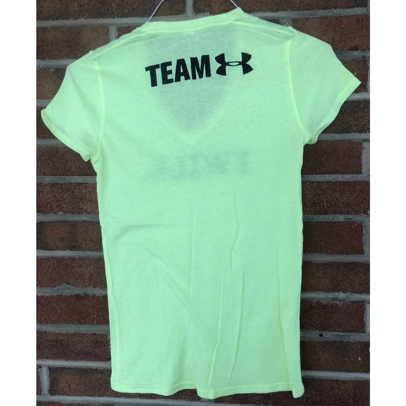 Under Armour Under Armour HeatGear T-Shirt M Women’s V Neck Neon Yellow Fitted Short Sleeve Crew Neck Reflective Lightweight Running & Jogging Shirt Women Size M / US 6-8 / IT 42-44 - 3 Thumbnail
