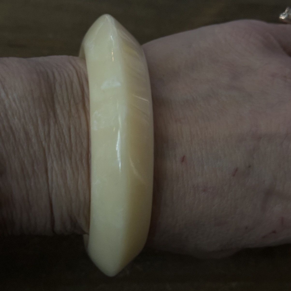 Vintage Vintage creamy yellow lucite spaceship bangle bracelet Size ONE SIZE - 2 Thumbnail