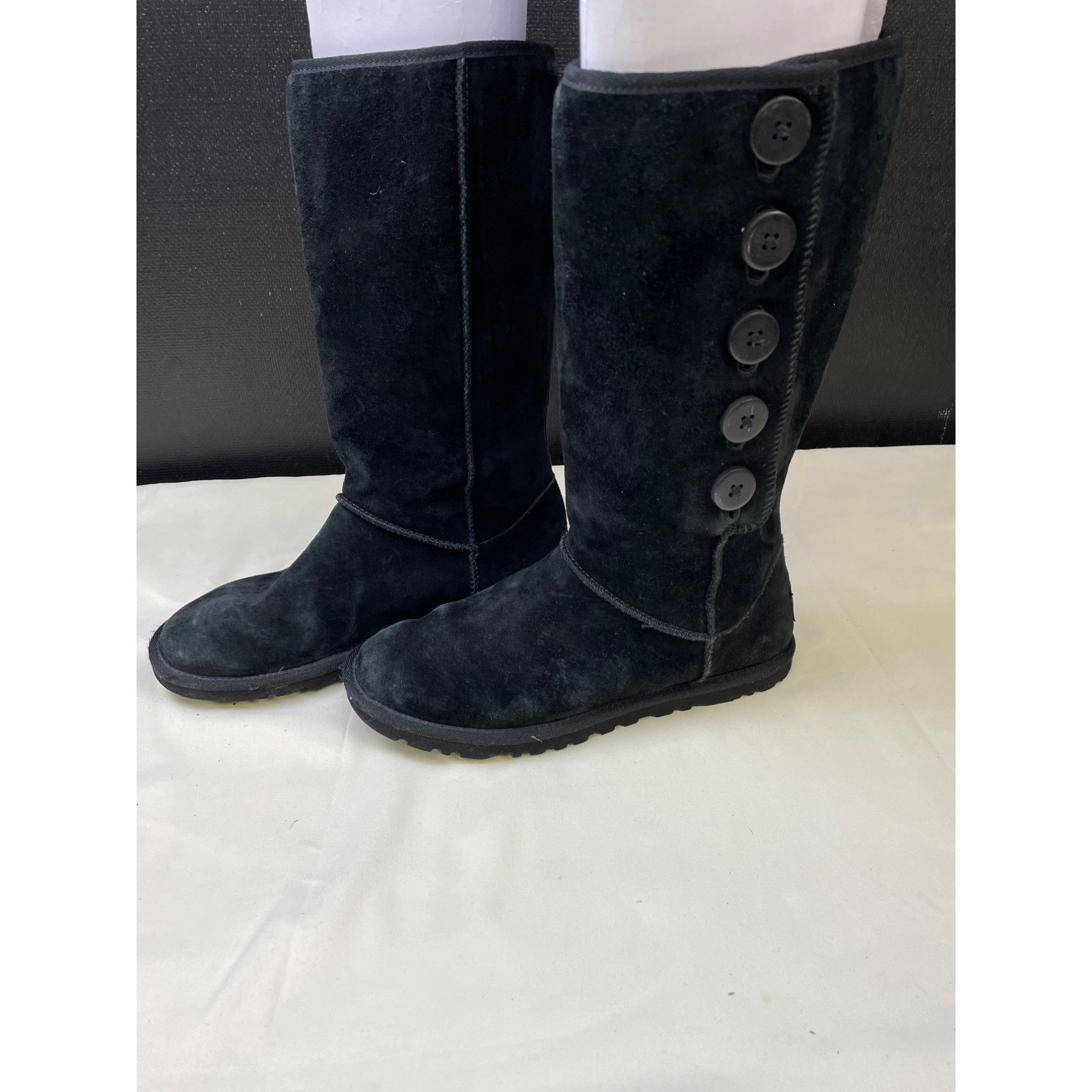 Ugg Ugg Women's Suede Button Side Boots / Shoes Size 5 SKU 5702 Size US 5 / IT 35 - 1 Thumbnail