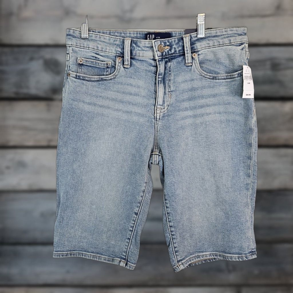 Gap Gap Women Denim Bermuda Shorts 6 Blue Light Wash Mid Rise 9" Inseam 11.5" Cotton Blend Denim Shorts Womens Bermuda Pants 2-3" Rise? Size 28" / US 6 / IT 42 - 1 Thumbnail