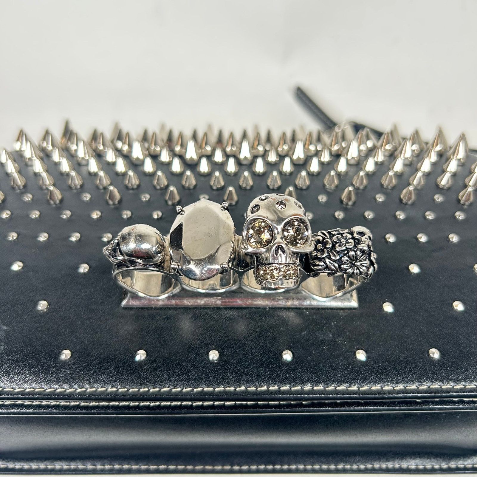 Alexander McQueen Alexander McQueen Black Jeweled Spike Skull Shoulder Bag Size ONE SIZE - 3 Thumbnail