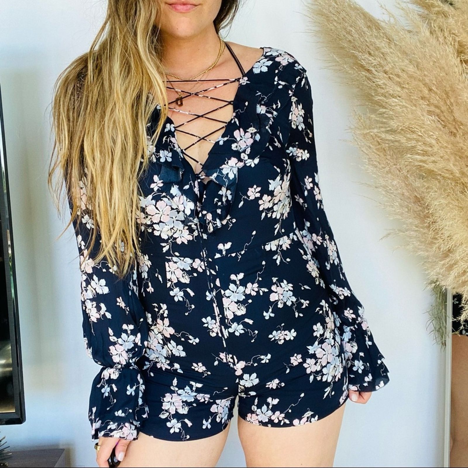 Nordstrom NEW INTERMIX Revolve Navy White Ruffle Shorts Floral Romper Size 27" / US 4 / IT 40 - 1 Thumbnail