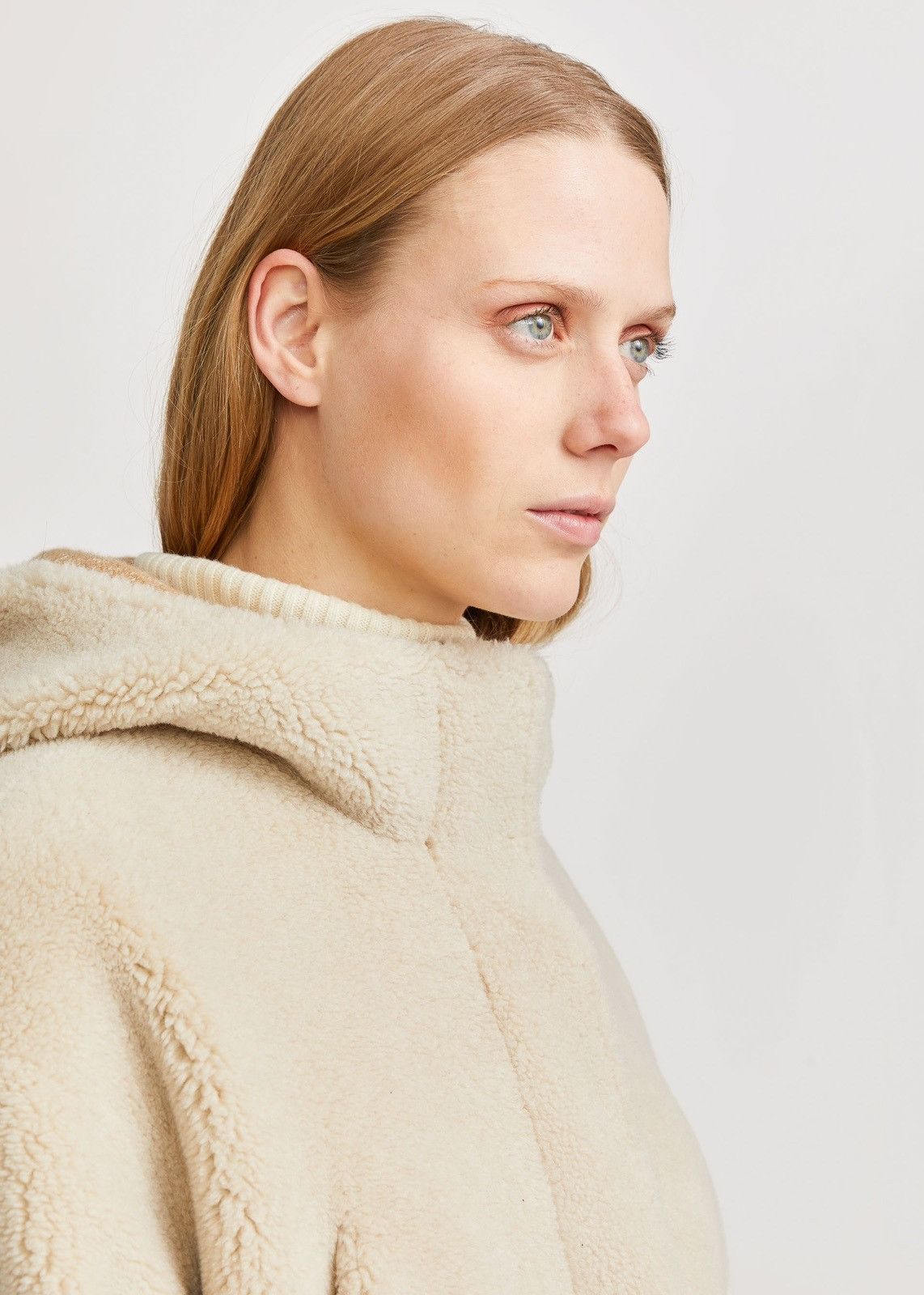 o1srvl11e0824 Reversible Wind Stretch Storm Jacket in Beige