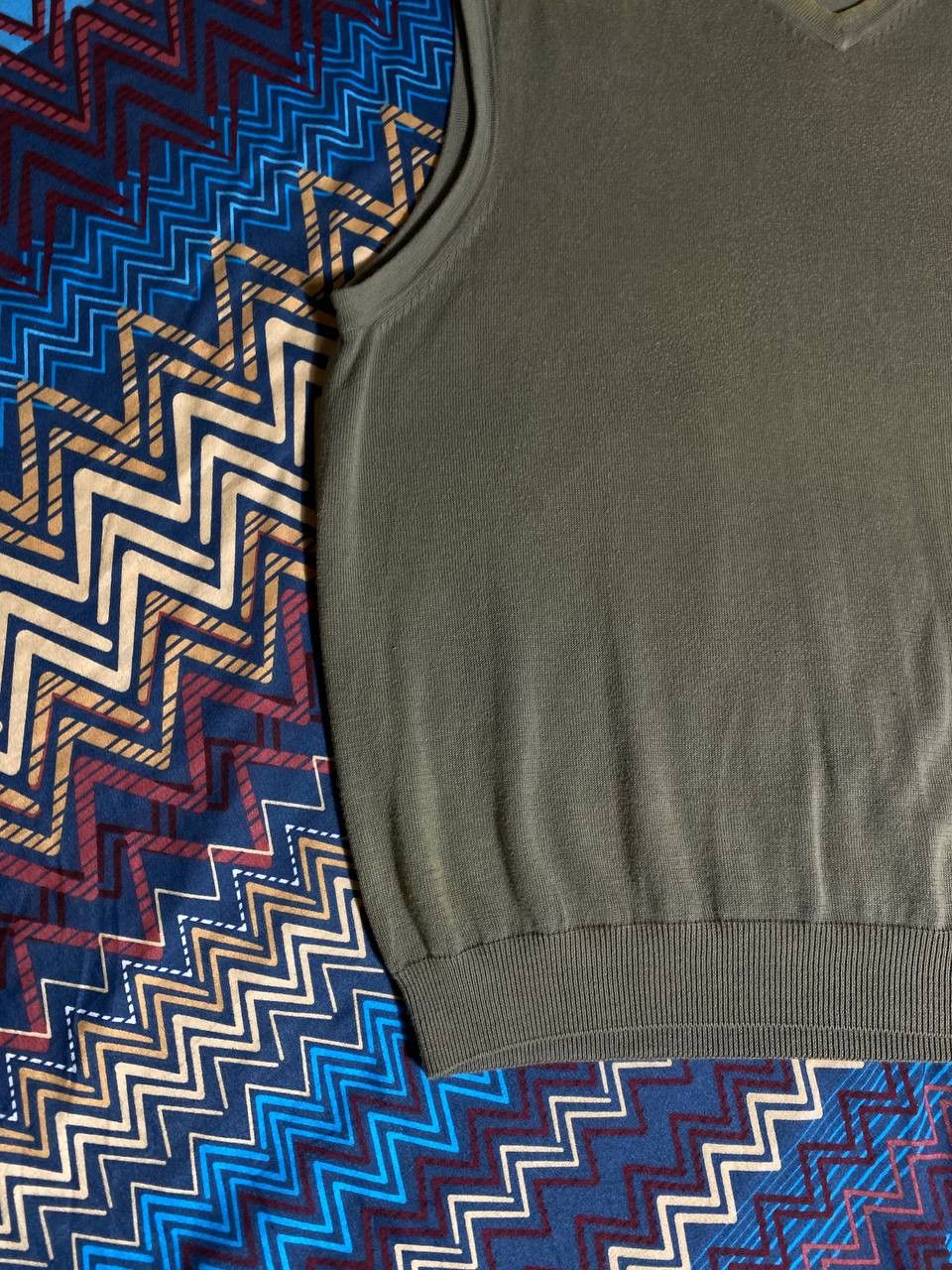 Izod × Vintage Vintage 90s Streetwear Knit V-Neck Sweater Vest Size US L / EU 52-54 / 3 - 16 Thumbnail