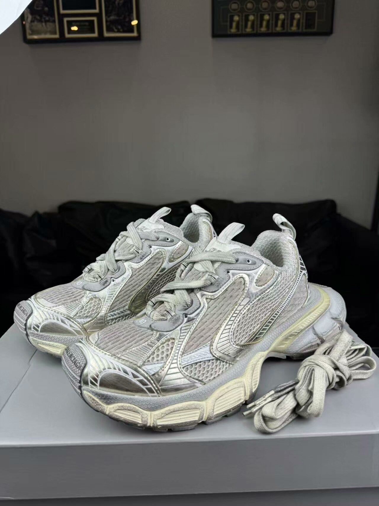 Balenciaga Balenciaga Gold Lowtop Sneakers 7.5 Men Size US 7.5 / EU 40-41 - 1 Thumbnail