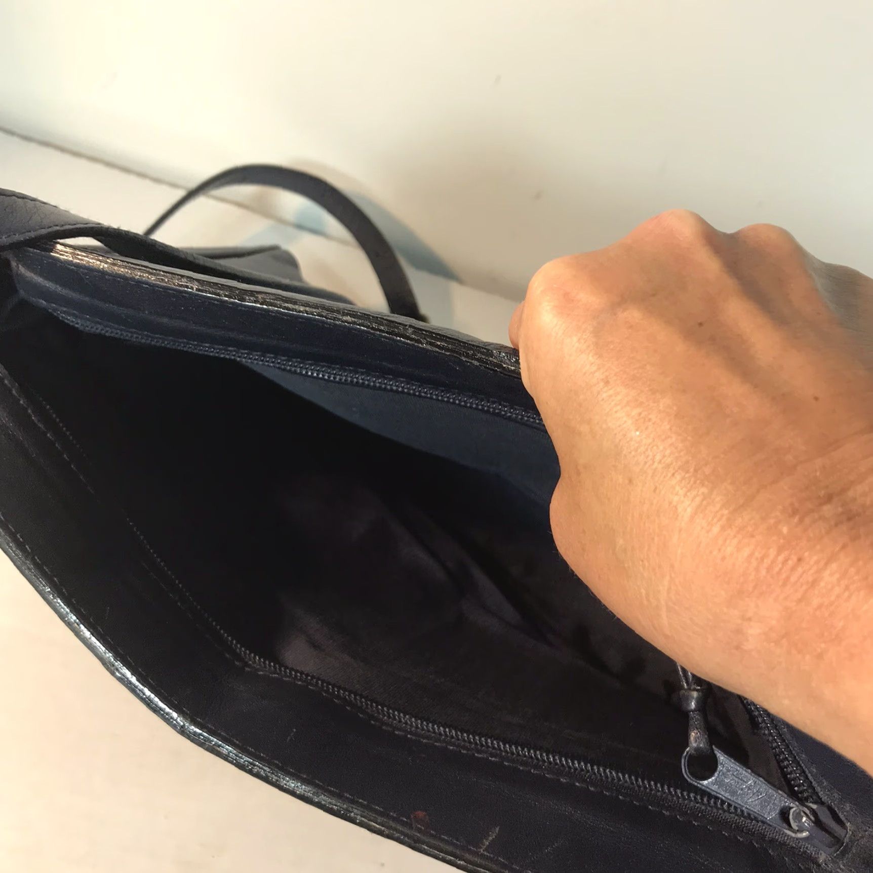Etienne Aigner VINTAGE Etienne Aigner Navy Leather Shoulder Bag Medium Adjustable Strap Business Casual Travel Womens Size ONE SIZE - 7 Thumbnail