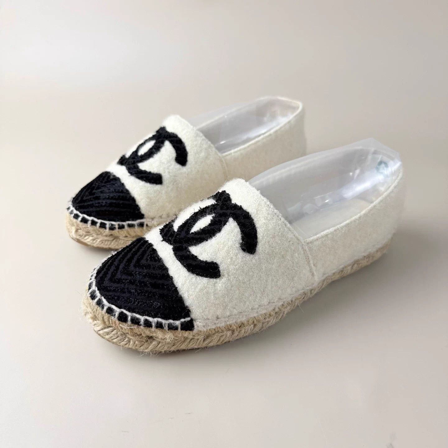 Chanel CHANEL Ivory Straw Deck Shoes 36 95 New Size US 5 / IT 35 - 1 Thumbnail