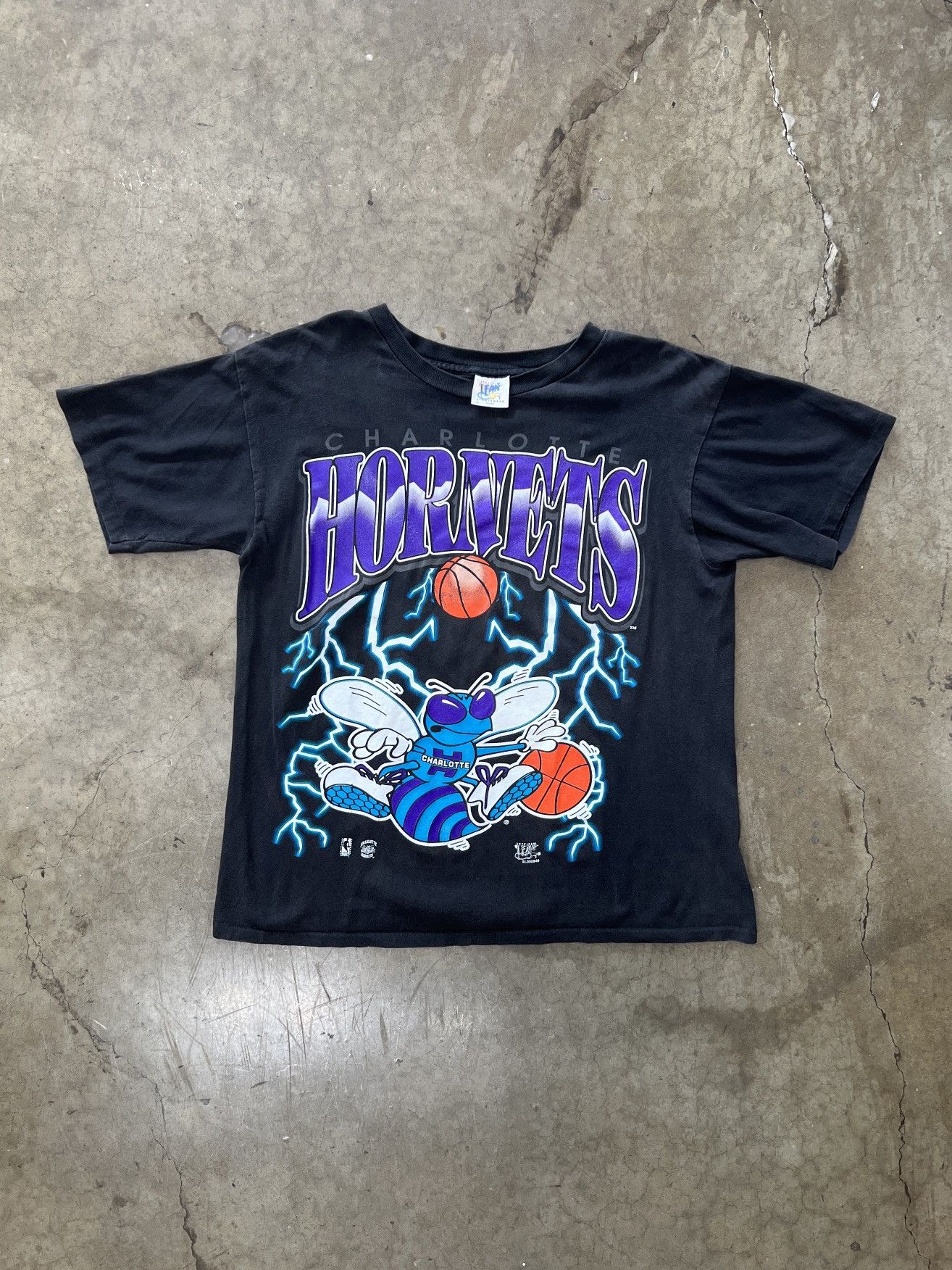 NBA Vintage 90s NBA Charlotte Hornets Lightning Tee Large Size US L / EU 52-54 / 3 - 2 Thumbnail