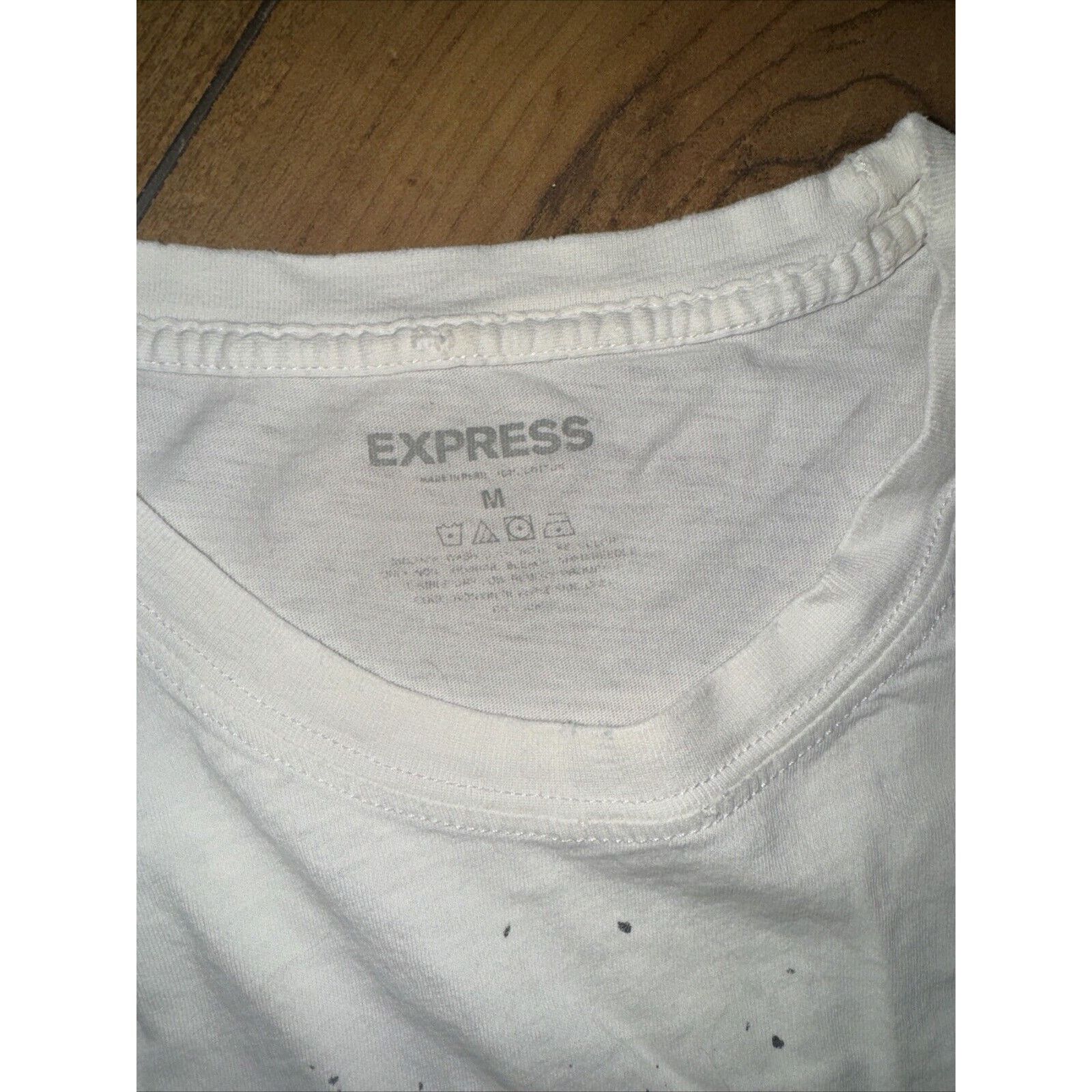 Express Express Men’s T-Shirt White Skull And Crossbones Med 19x24 Size US M / EU 48-50 / 2 - 3 Thumbnail