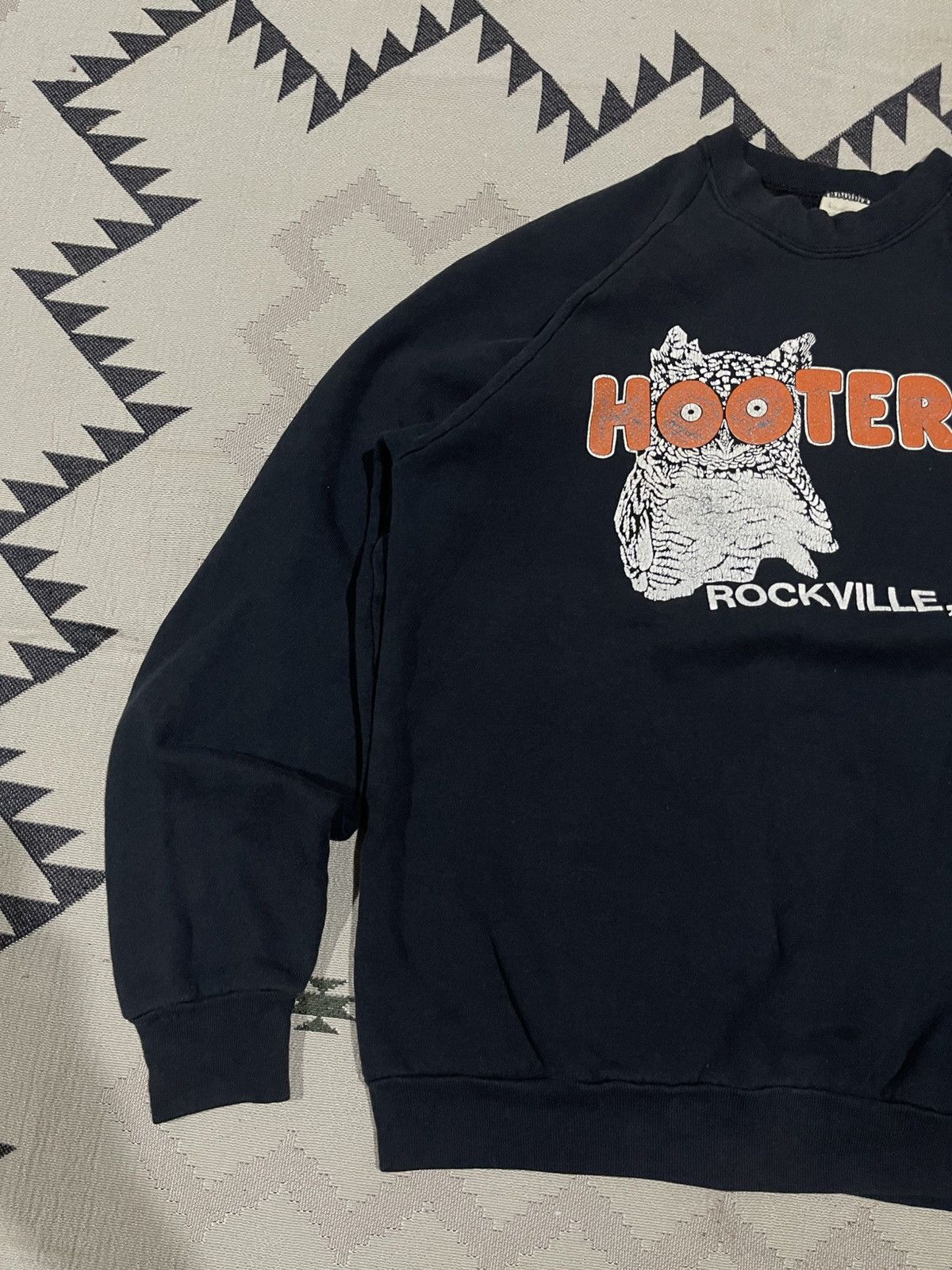 Vintage 90s HOOTERS ROCKVILLE,MD SPELLOUT SWEATSHIRT DISTRESSED Size US M / EU 48-50 / 2 - 4 Thumbnail