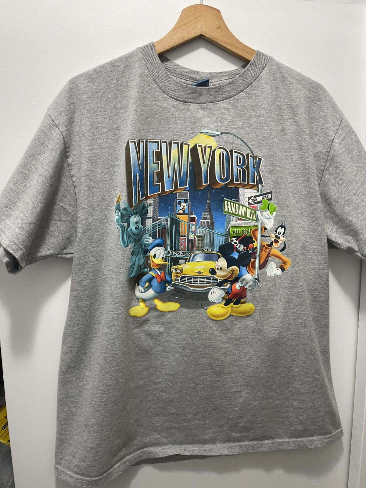 Disney Disney Mickey and friends nyc vintage t shirt size large Size US L / EU 52-54 / 3 - 1 Thumbnail