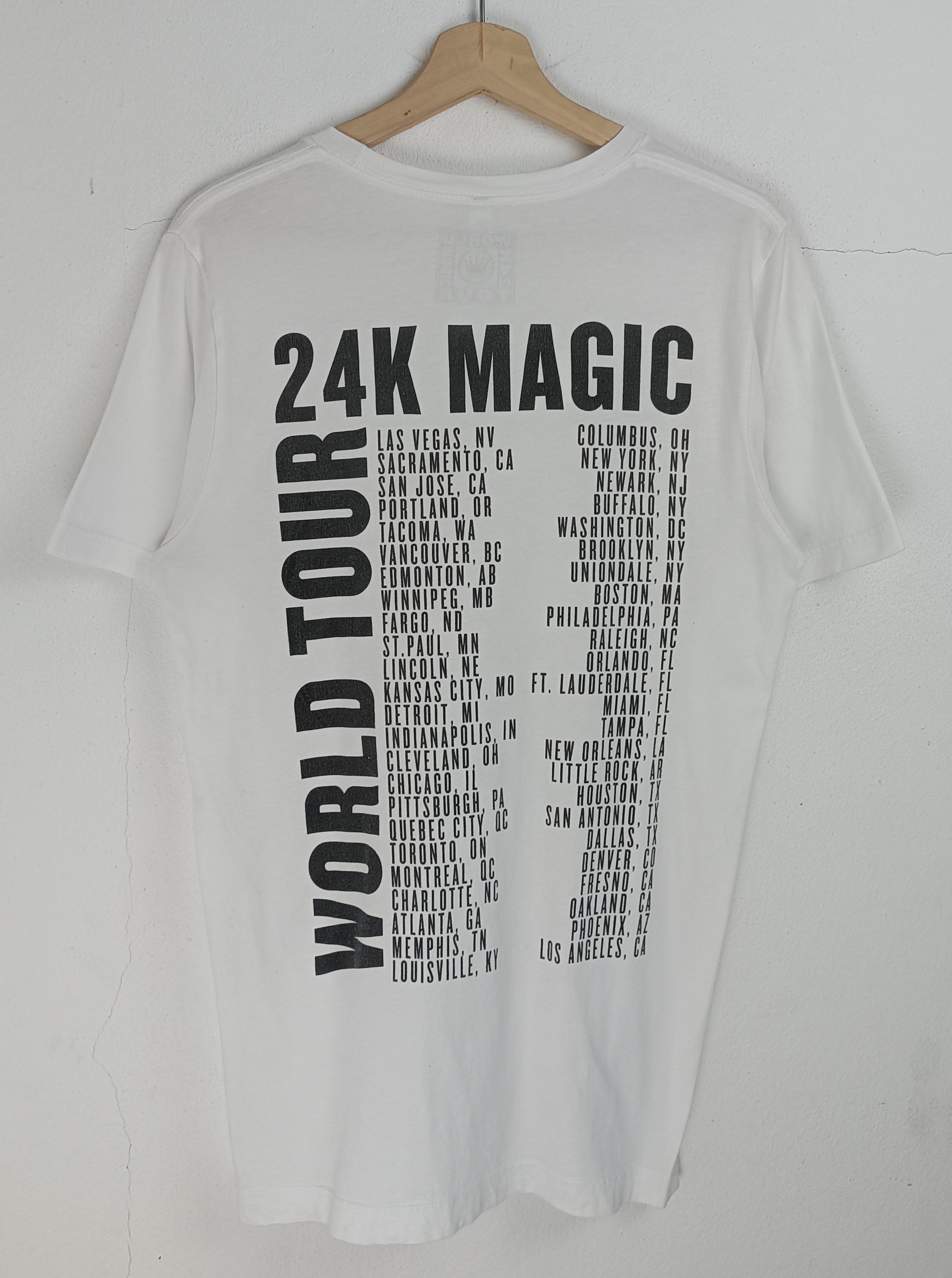 Rap Tees VINTAGE BRUNO MARS 2017 MAGIC TOUR TEE weeknd gaga drake Size US M / EU 48-50 / 2 - 4 Thumbnail